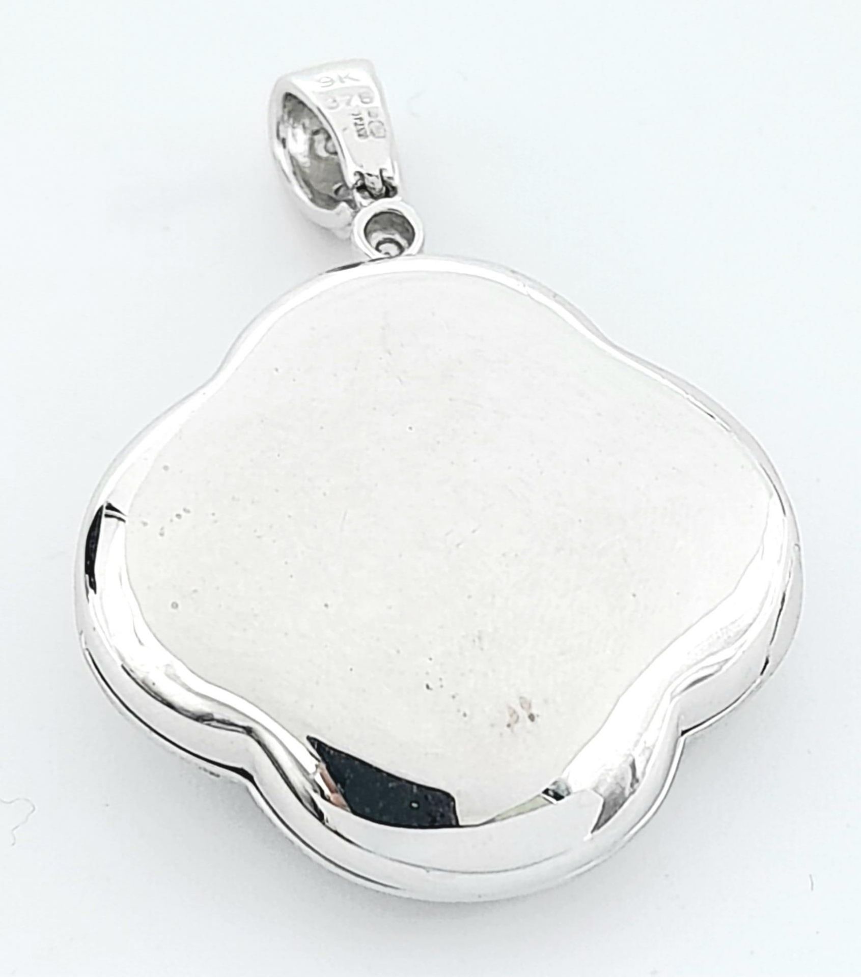 A 9K WHITE GOLD DIAMOND SET LOCKET. 0.50CT. 6G. 3.5CM - Bild 3 aus 9