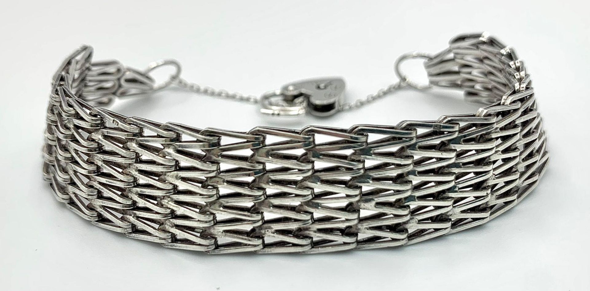 A vintage sterling silver bar gate link bracelet with hear locket. Full hallmarks London, 1976. - Bild 4 aus 6