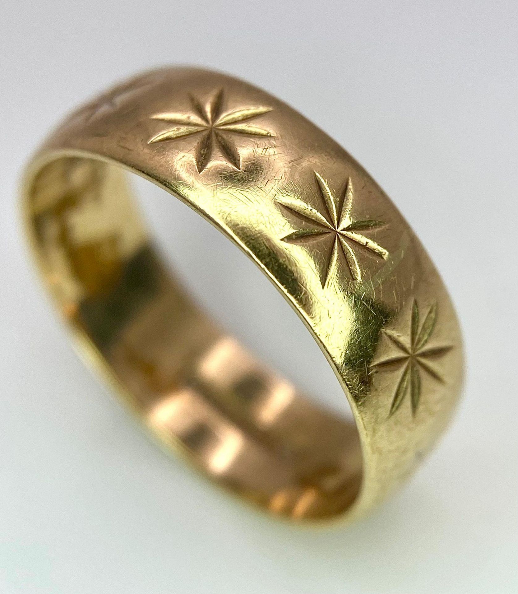 A Vintage 9K Yellow Gold Band Ring with Star Decoration. 5mm width. Size M. 2.8g weight. - Image 3 of 6