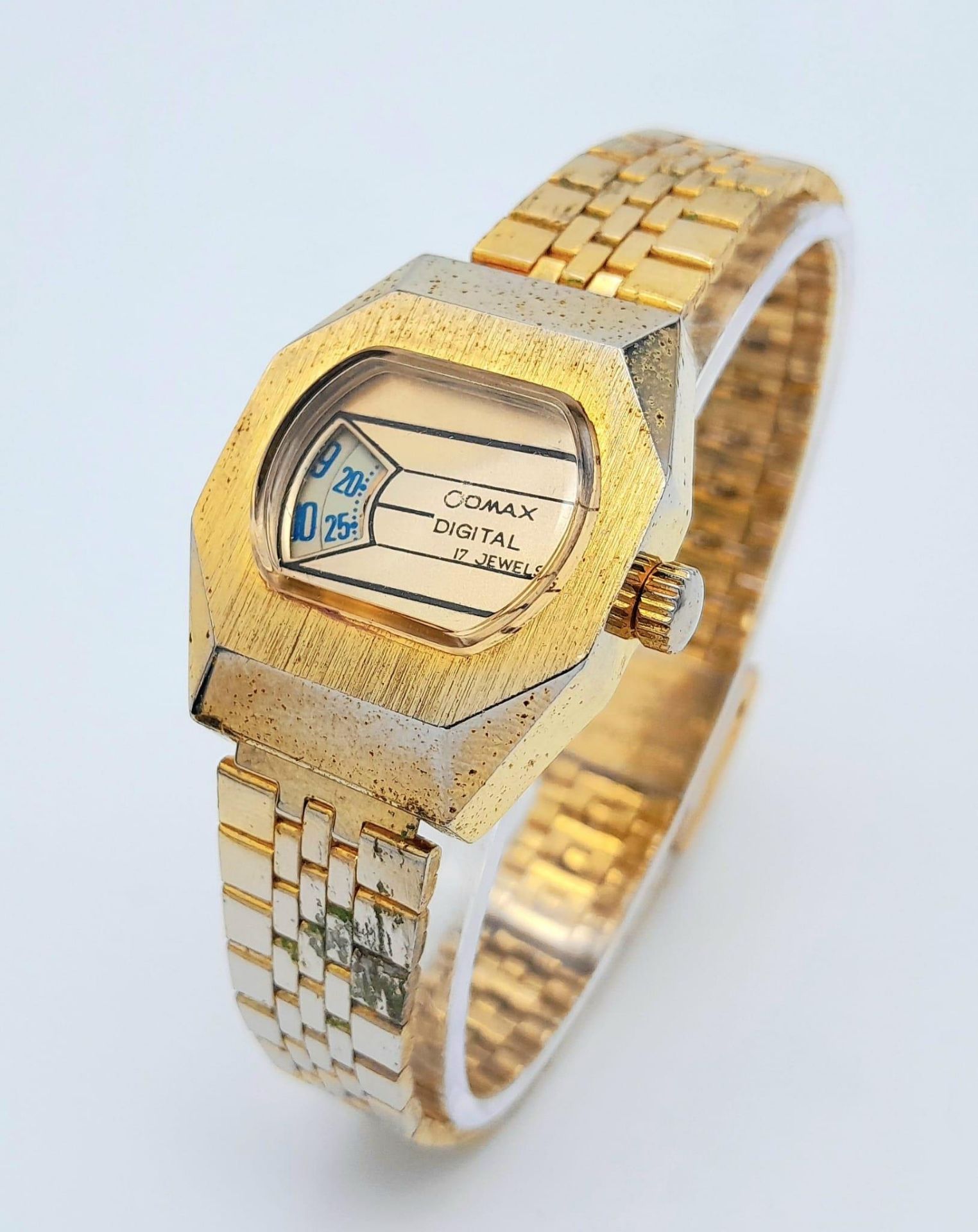 A Classic Vintage Omax Ladies Mechanical Jump Watch. Gilded bracelet and case - 26mm. Gold tone dial