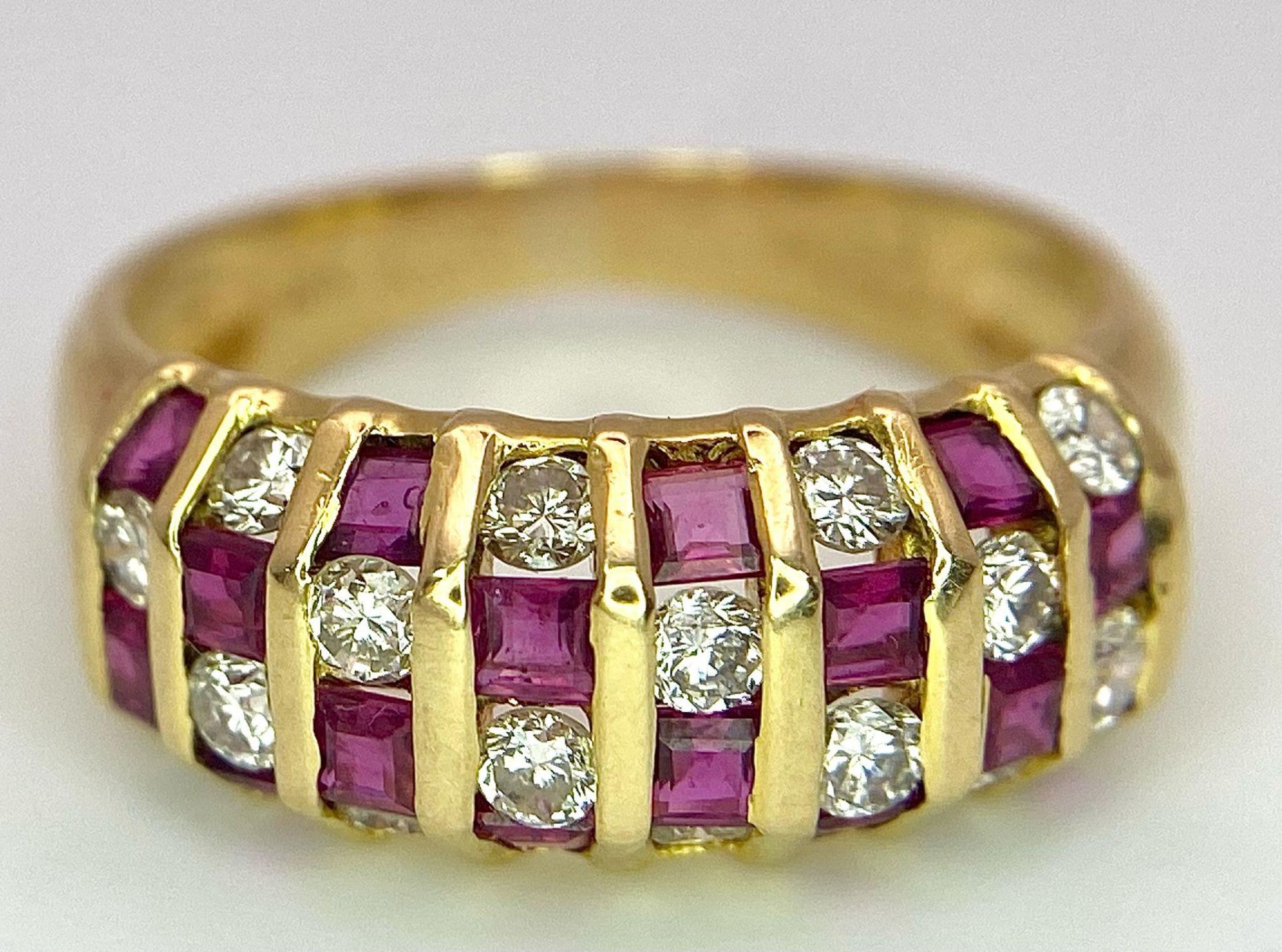 A STUNNING 18K GOLD DIAMOND AND RUBY RING , HAVING 4 ROWS OF ALTERNATING STONES . 4.1gms size M - Bild 7 aus 15