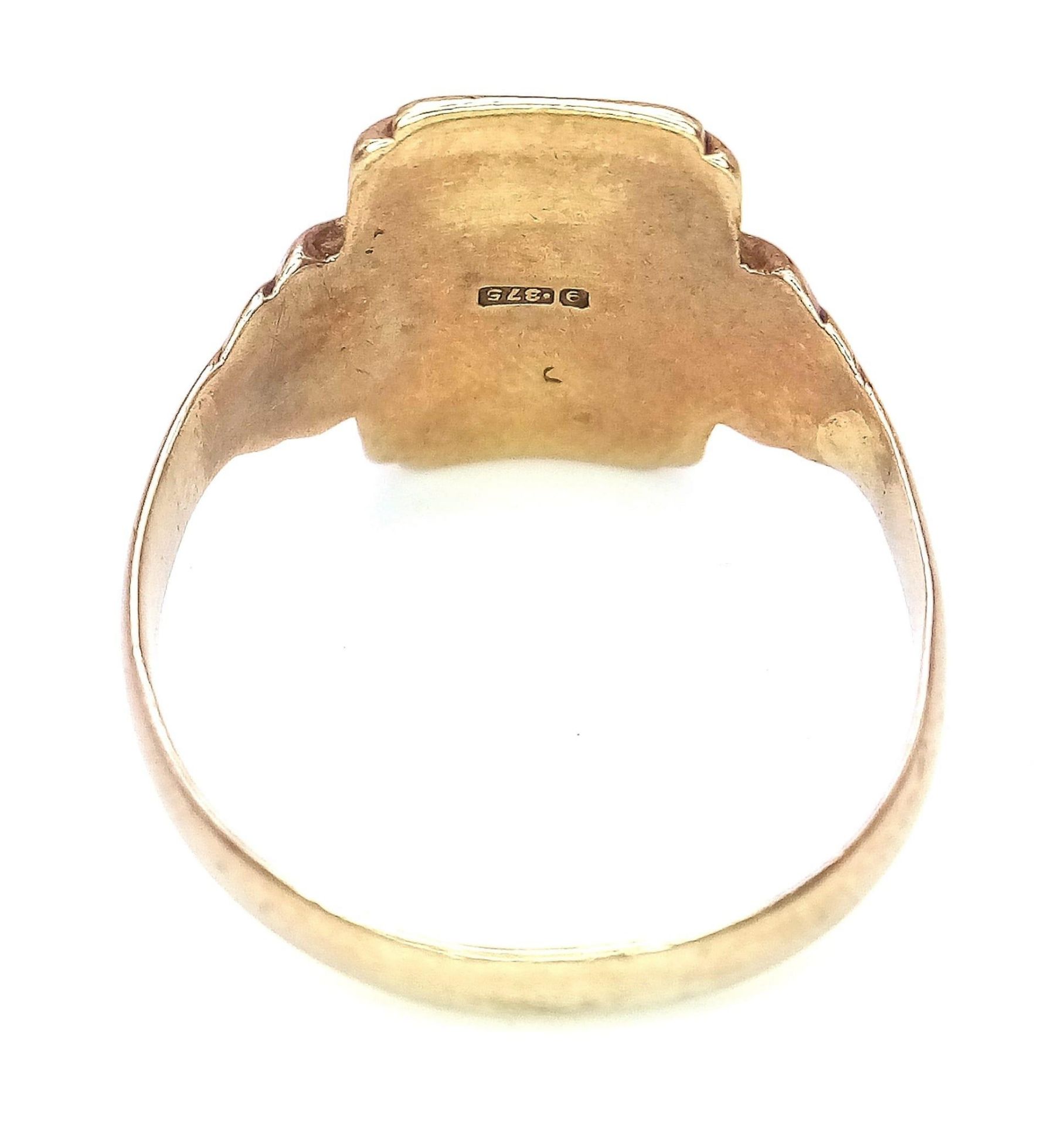 A Vintage 9K Yellow Gold Signet Ring. Full UK hallmarks. Size S. 3.93g weight. - Image 5 of 6