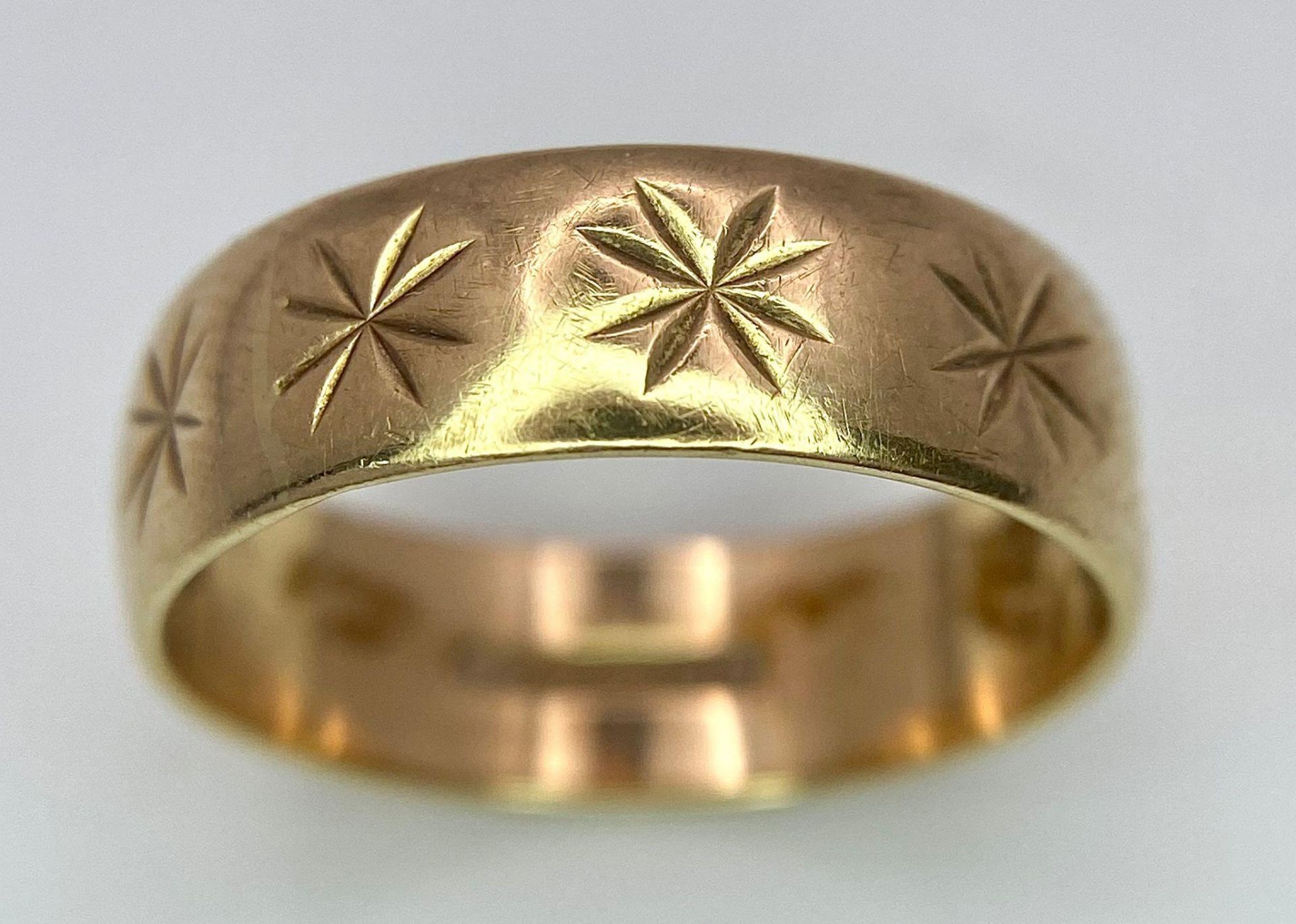 A Vintage 9K Yellow Gold Band Ring with Star Decoration. 5mm width. Size M. 2.8g weight. - Image 2 of 6