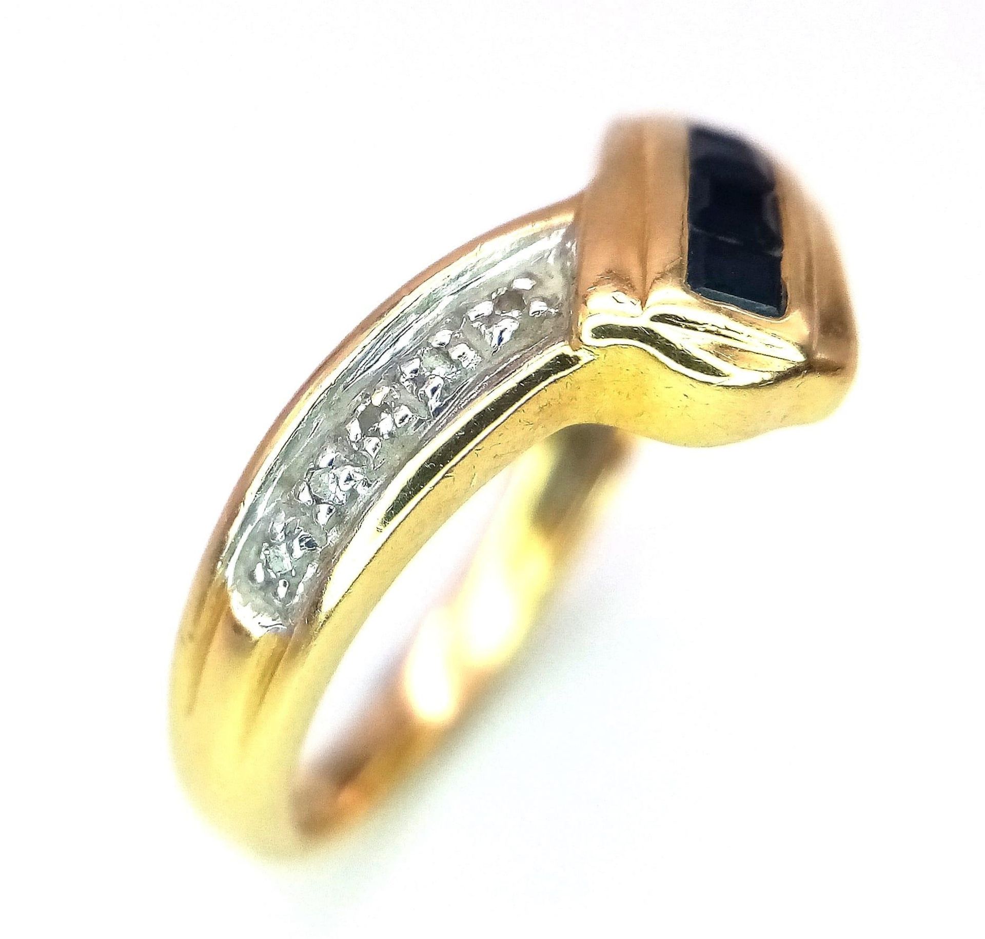 A Stylish 18K Yellow Gold Diamond and Sapphire Crossover Ring. Size L. 3.6g total weight. - Bild 5 aus 7