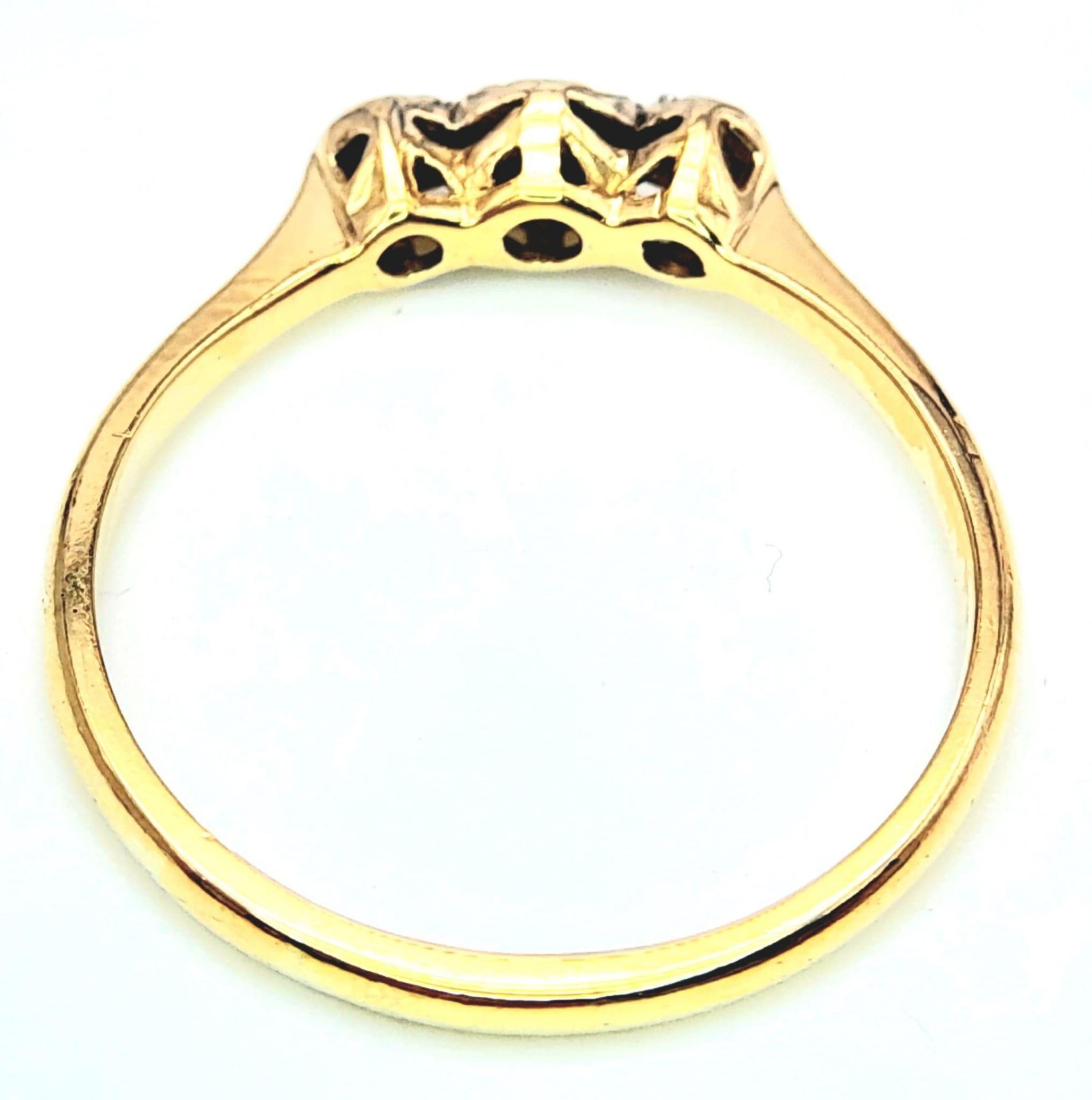 AN 18K YELLOW GOLD & PLATINUM VINTAGE 3 STONE DIAMOND RING. 2.3G. SIZE P - Image 5 of 6