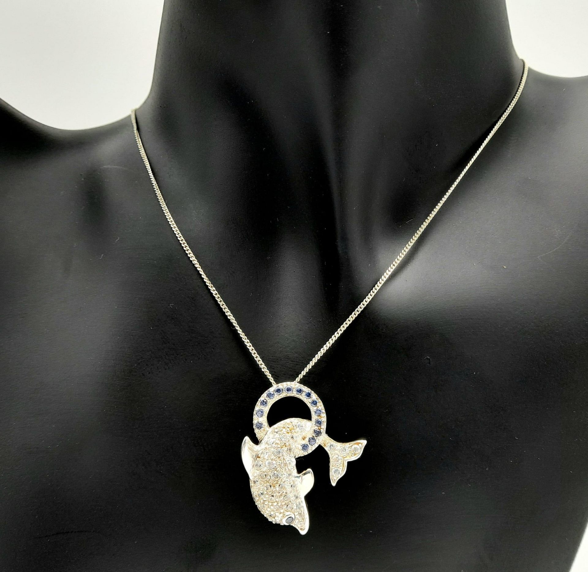 An Unworn Sterling Silver Stone Set Dolphin Pendant Necklace in Presentation Box. 46cm Length. - Bild 2 aus 14