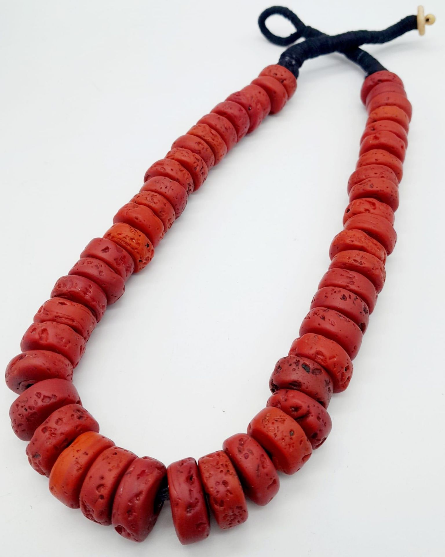 A Red Coral Rondelle Necklace. 44cm. - Bild 3 aus 5
