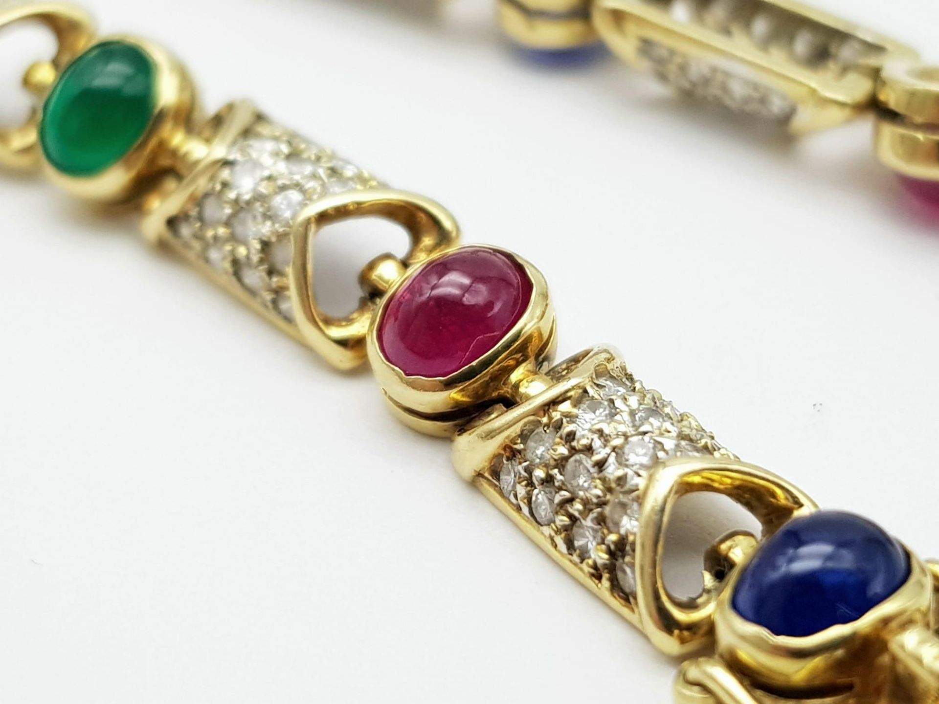 A GORGEOUS 18K YELLOW GOLD DIAMOND, SAPPHIRE, RUBY & EMERALD SET BRACELET. 1.50CTW OF ENCRUSTED - Image 5 of 6