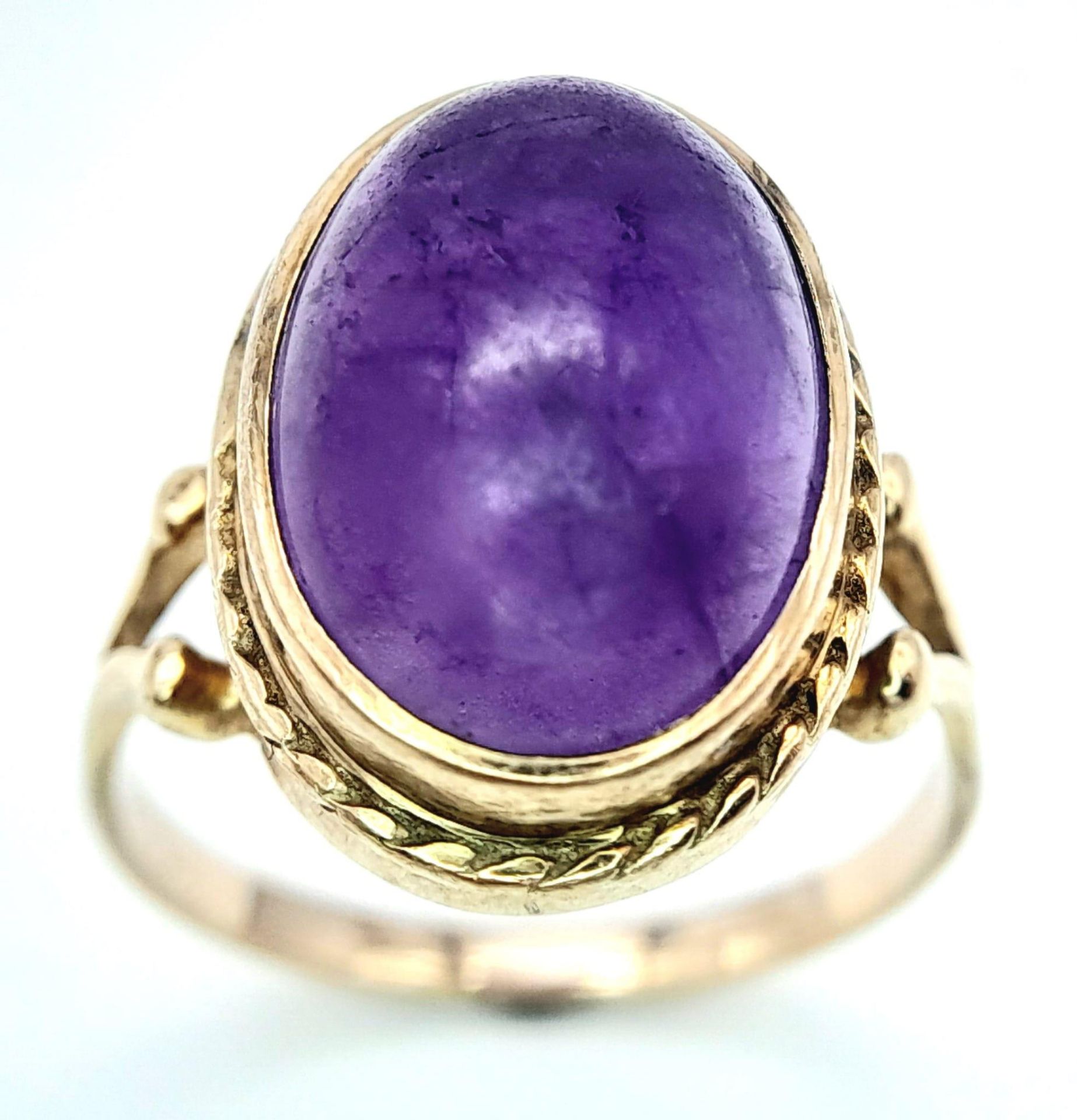 A 9K YELLOW GOLD VINTAGE CABACHON AMETHYST RING. 4.2G. SIZE N. - Bild 3 aus 5