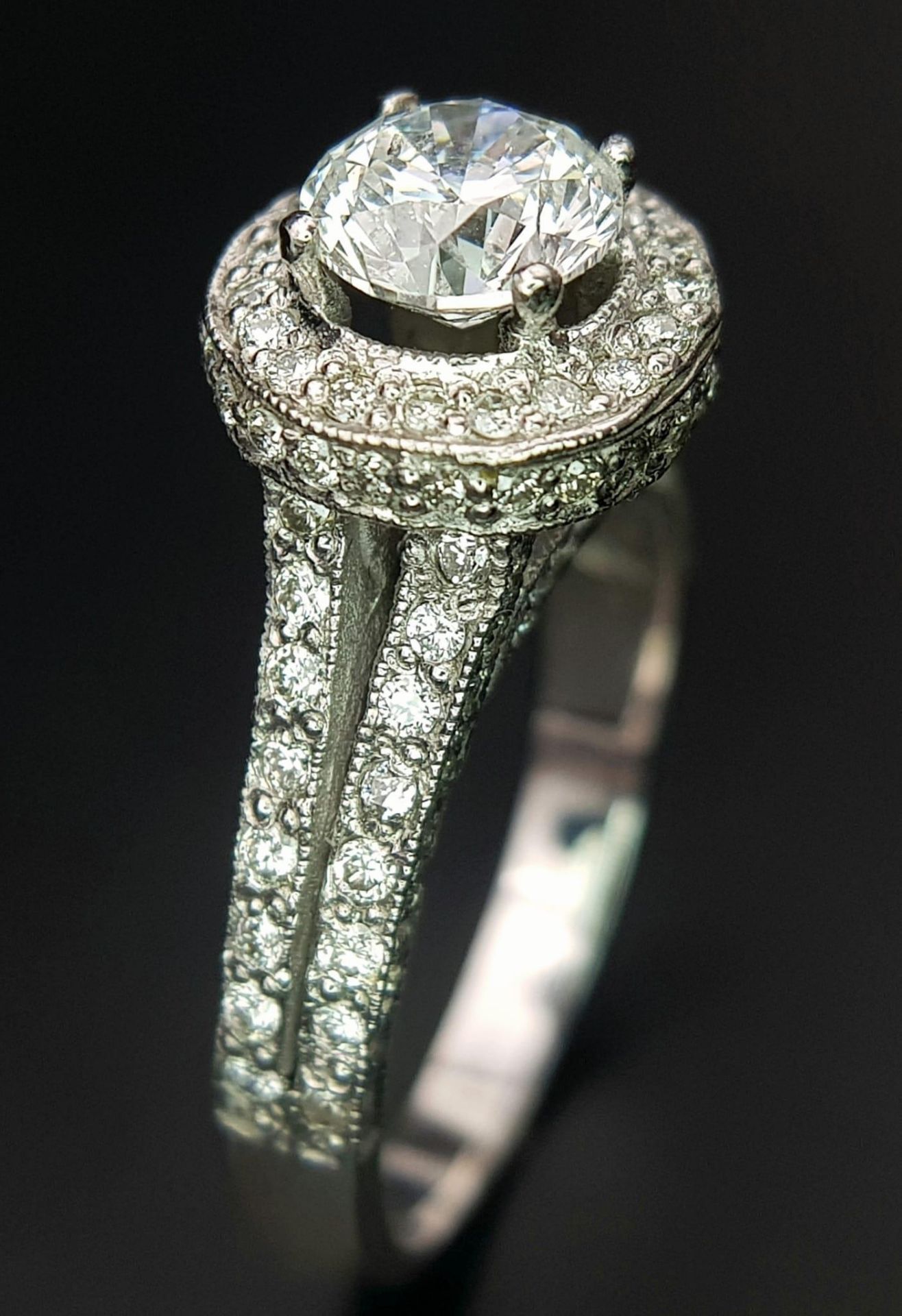 An 18 K white gold ring with a brilliant cut diamond (1.01 carats) surrounded by diamonds on the top - Image 4 of 22