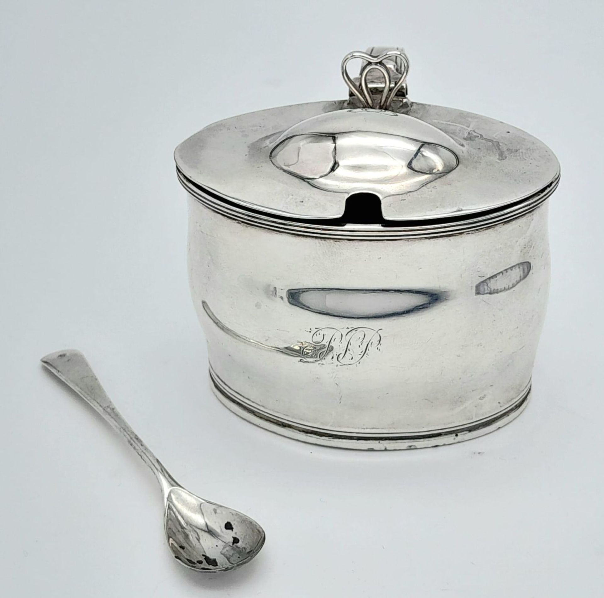 An antique Georgian sterling silver condiment pot with full Sheffield hallmarks, 1805. Wide: 8. - Bild 3 aus 14