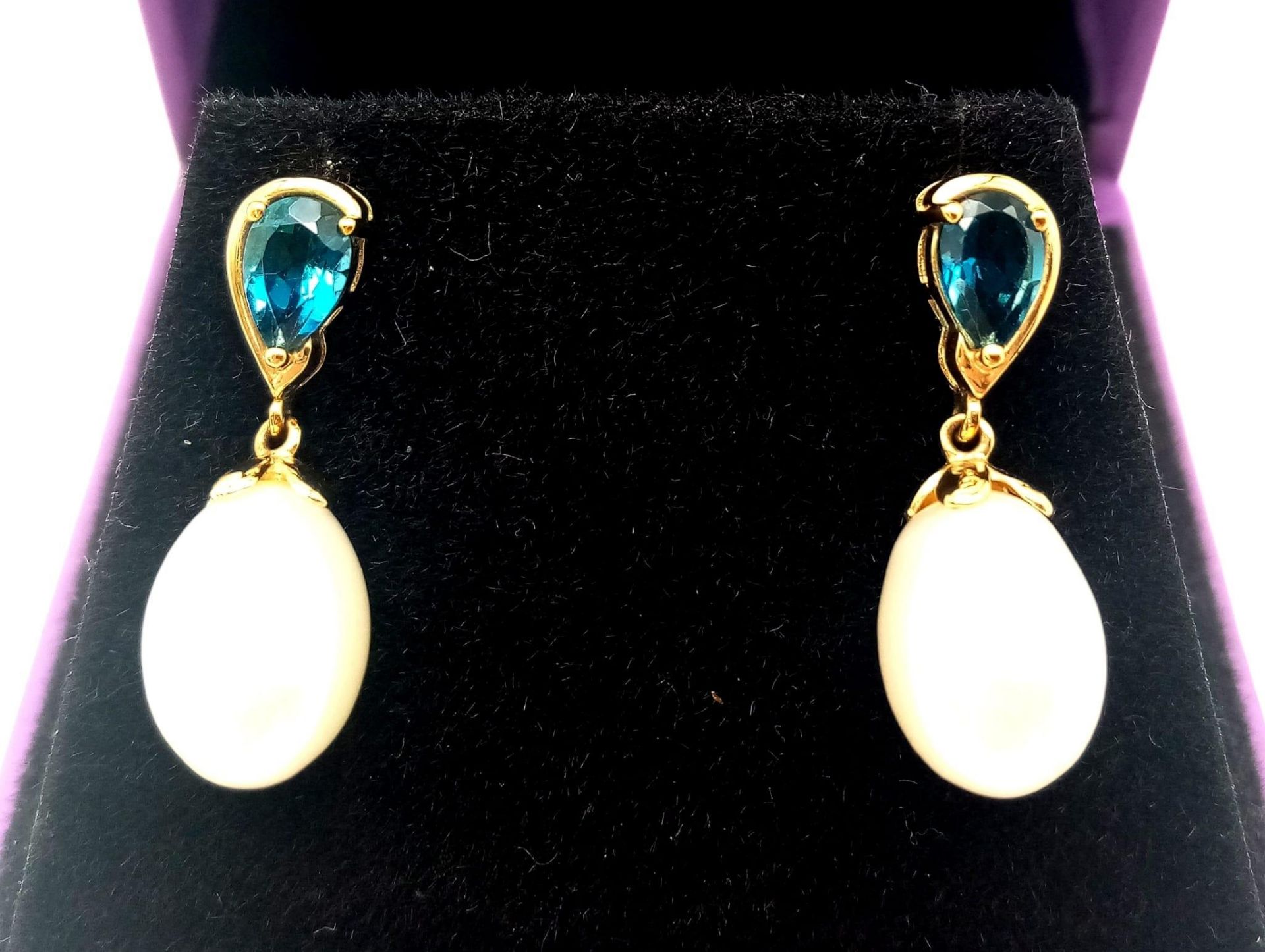 A Pair of White Pearl and London Blue Topaz 9K Gold Drop Earrings. 3.6g total weight. - Bild 2 aus 14