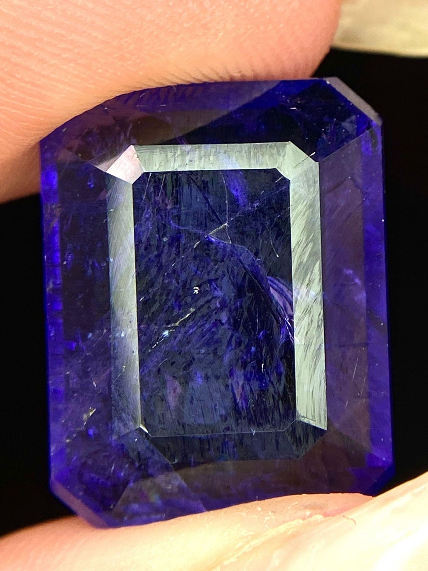 A 20.67ct Faceted Tanzanite Gemstone. Comes with the GFCO Certificate. Very Rare Large Size - Image 4 of 5