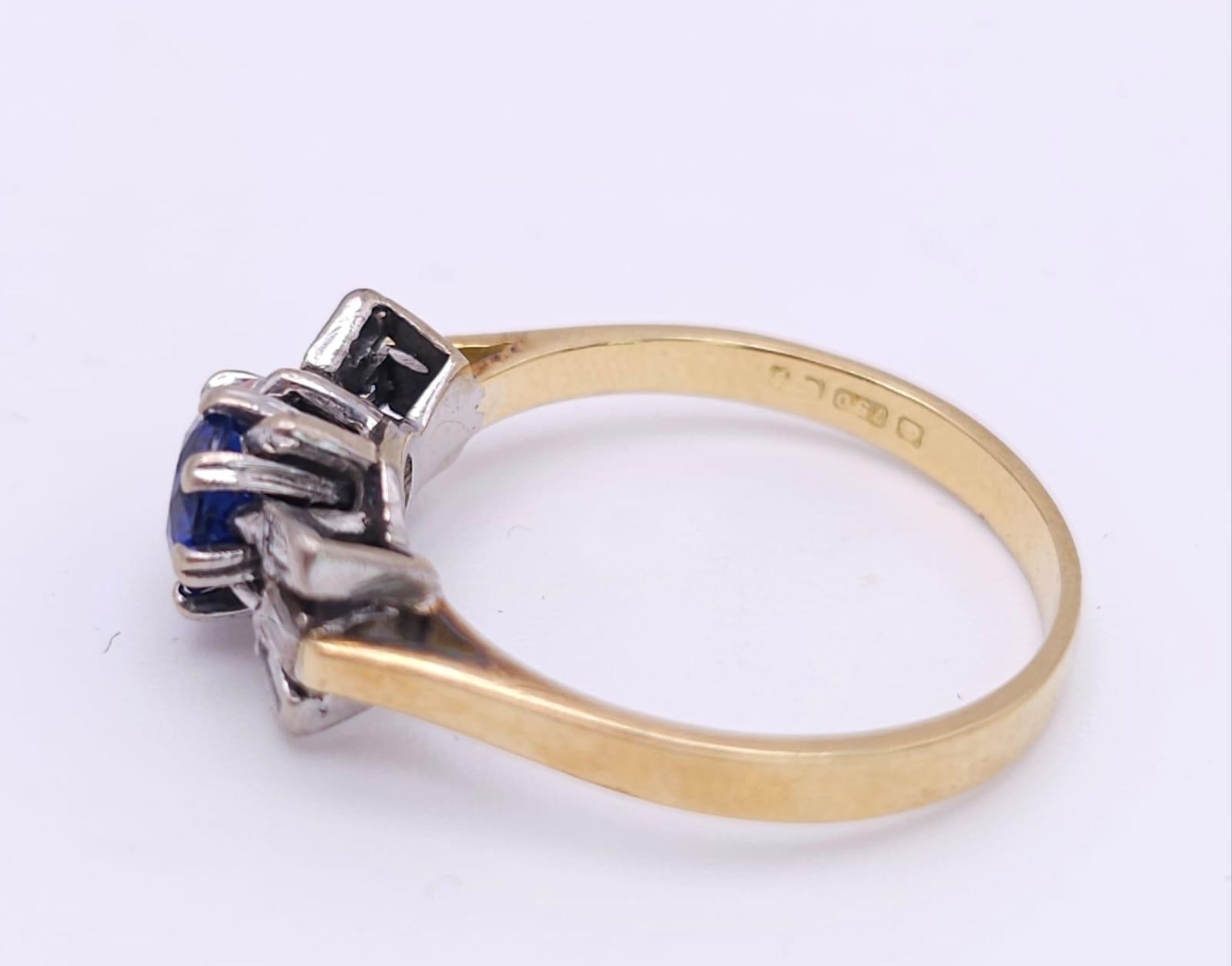 AN 18K YELLOW GOLD VINTAGE DIAMOND & SAPPHIRE RING. 3.7G. SIZE P. - Bild 3 aus 7