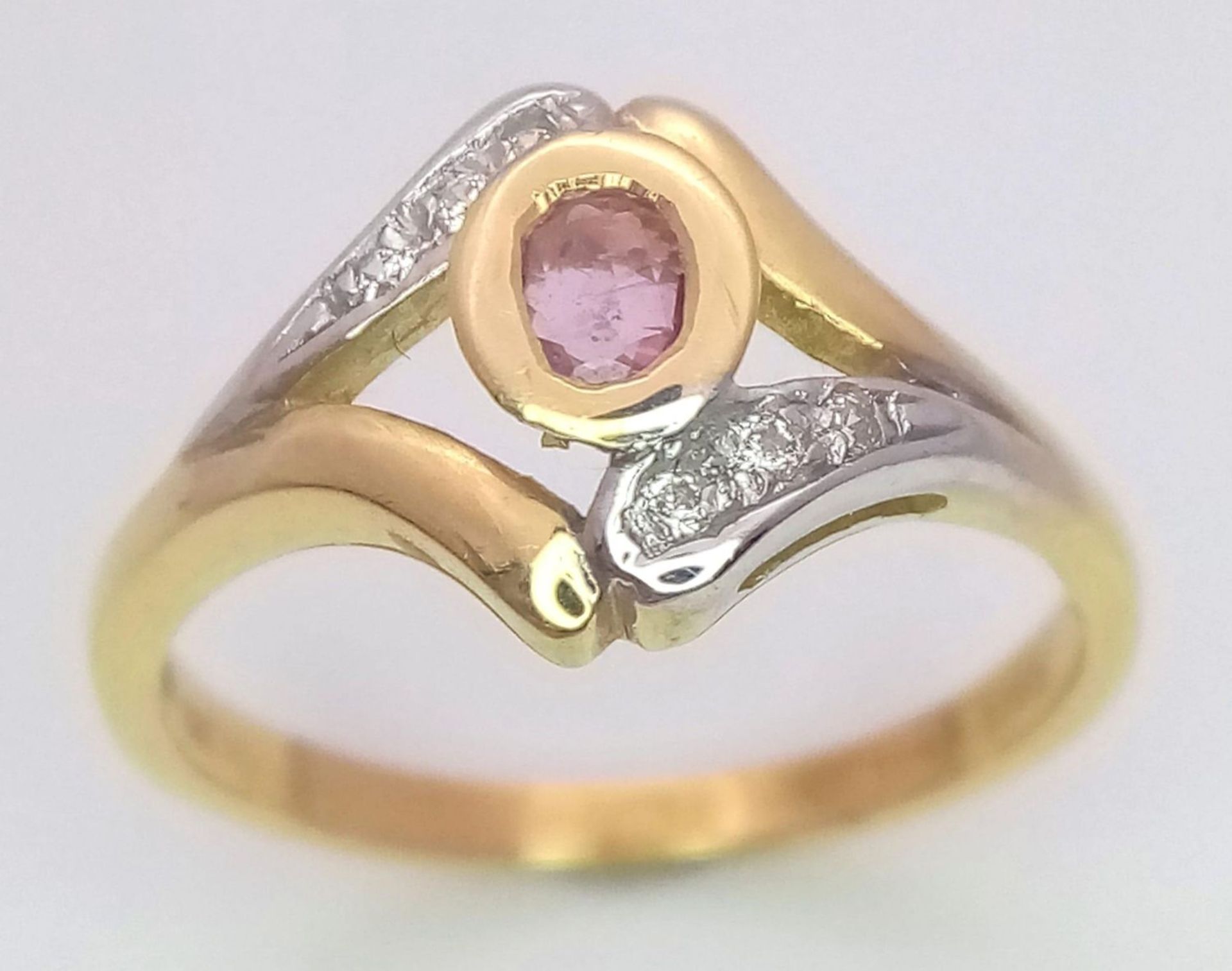 AN ATTRACTIVE 18K YELLOW AND WHITE GOLD DIAMOND & PINK SAPPHIRE RING, WEIGHT 3G SIZE M - Image 3 of 8