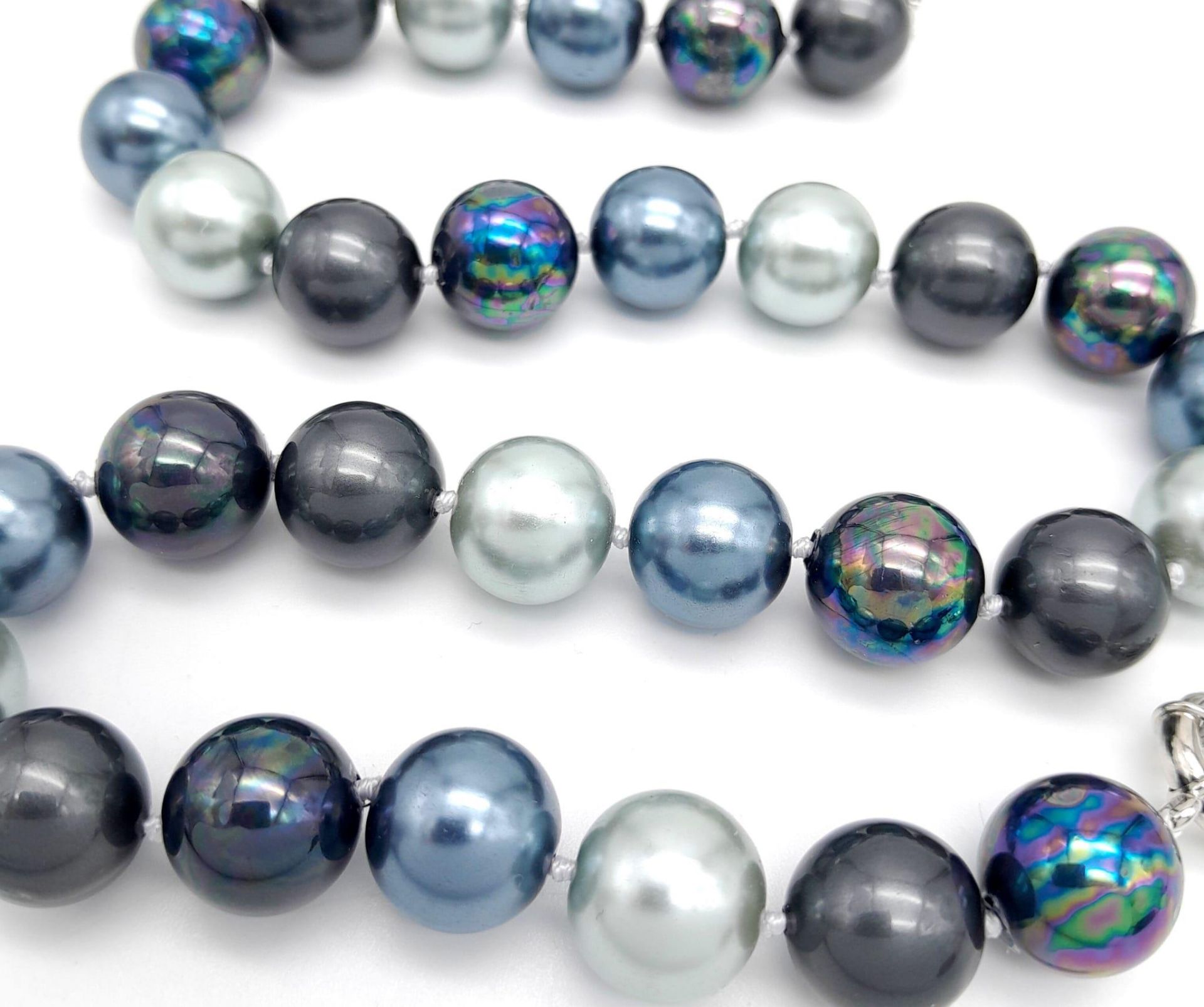 A Vibrant Metallic Shades of Grey South Sea Pearl Shell Necklace. 14mm beads. 42cm necklace length. - Image 7 of 7