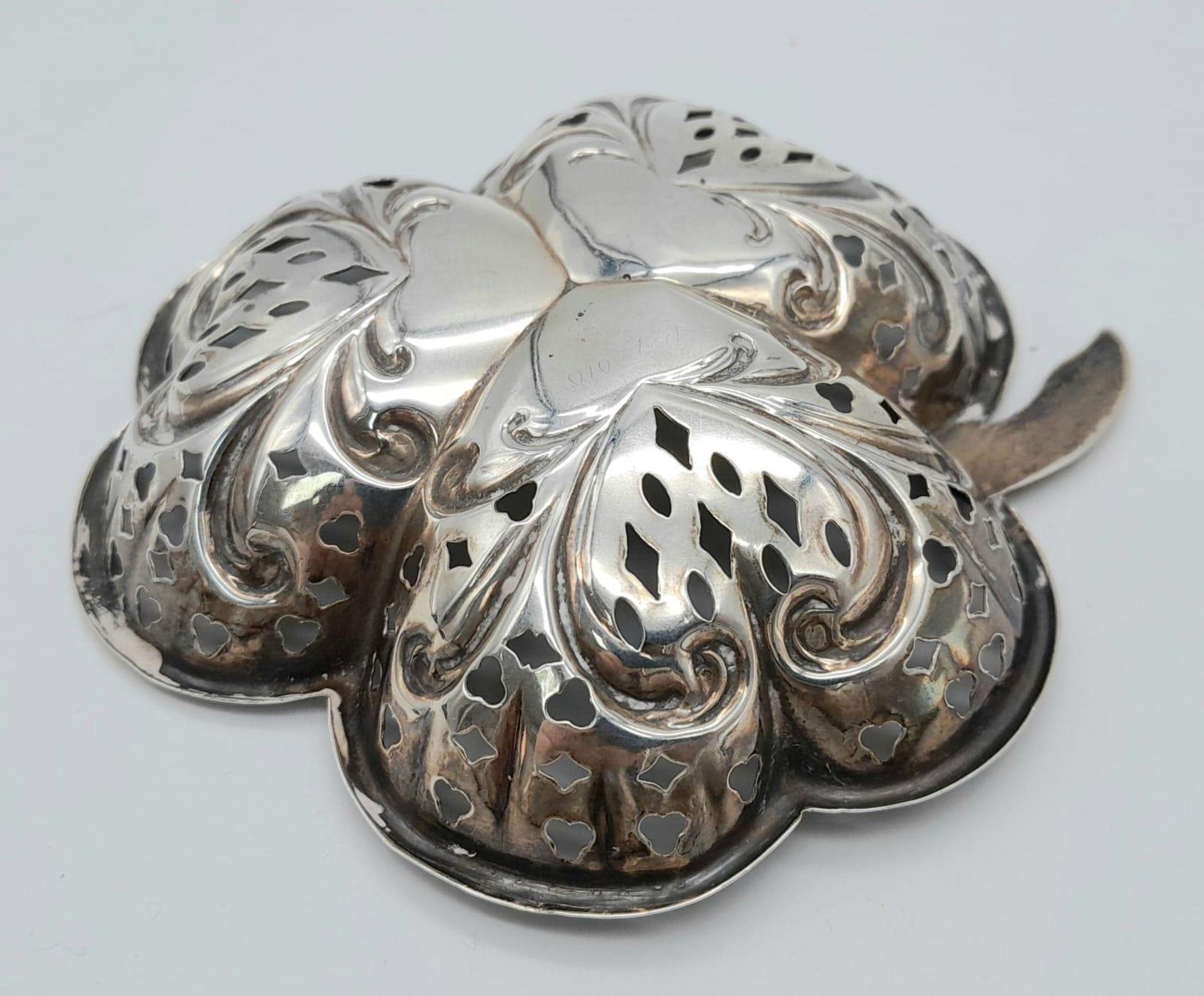 A VINTAGE SOLID SILVER SWEET DISH IN A PIERCED FRUIT DESIGN . 36.4gms 10cms TALL - Image 2 of 9