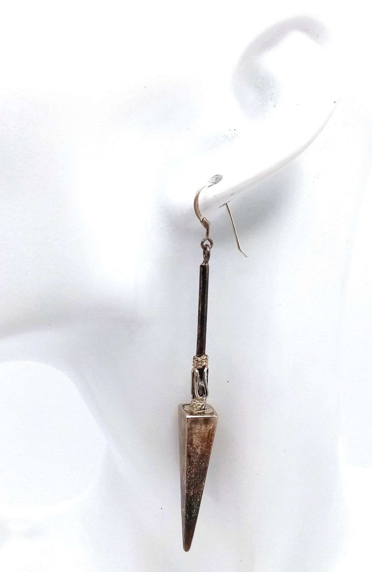 A pair of vintage 925 silver arrow head drop earrings. Total weight 10.3G. Drop: 8.5cm. - Image 7 of 7