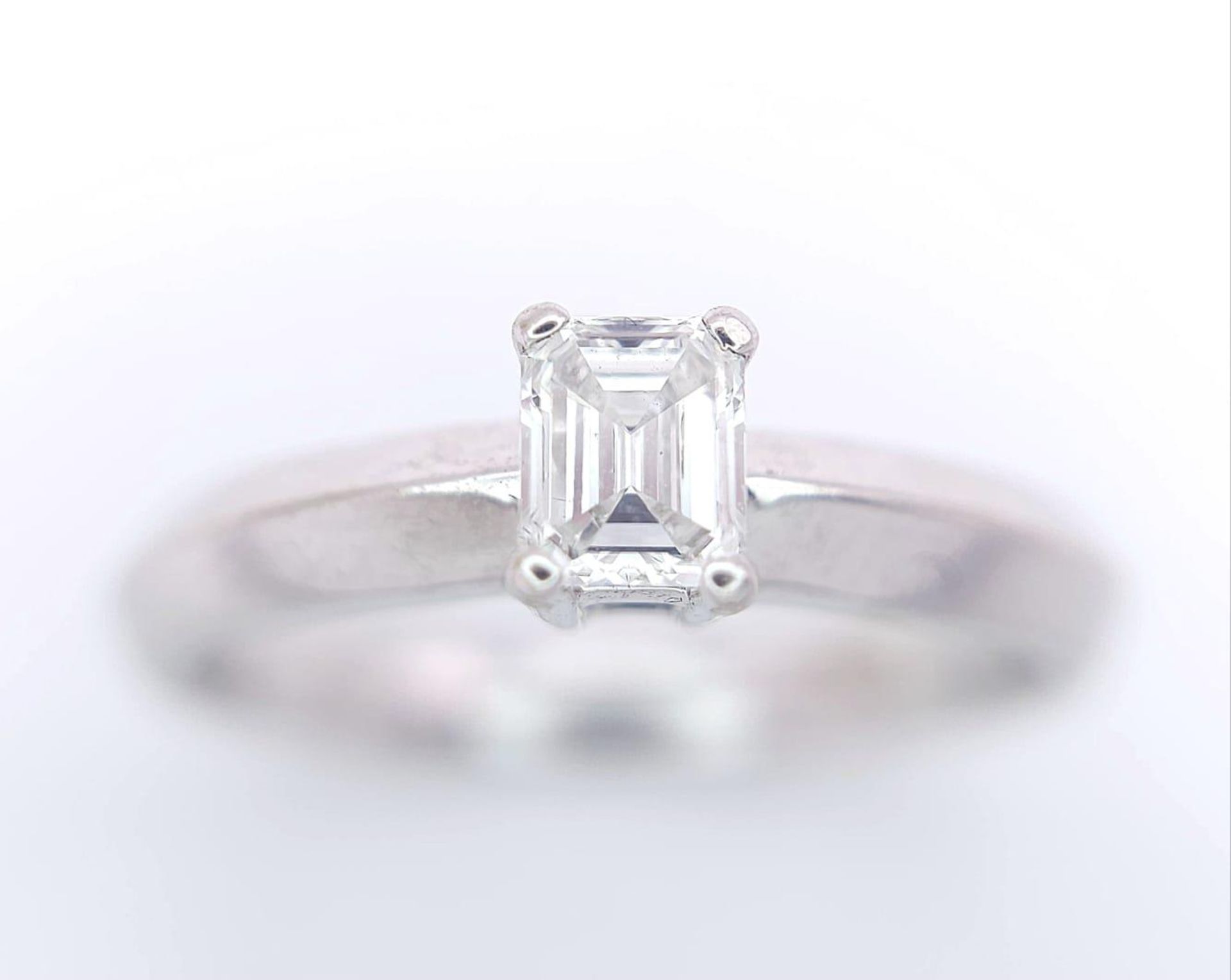 AN 18K WHITE GOLD EMERALD CUT DIAMOND SOLITAIRE RING. 0.34CT. 3.6G. SIZE N.