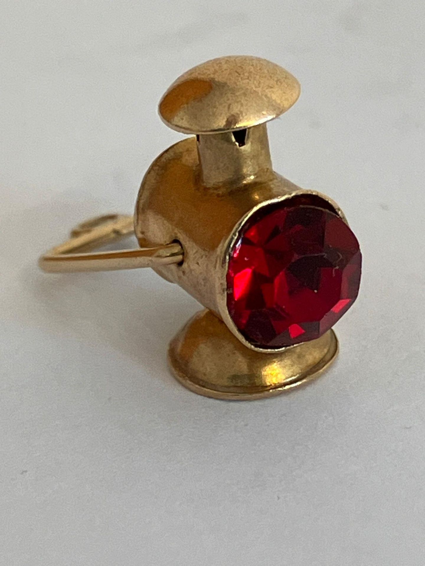 Vintage 9 carat GOLD RAILWAY LANTERN CHARM. 1.7 grams.