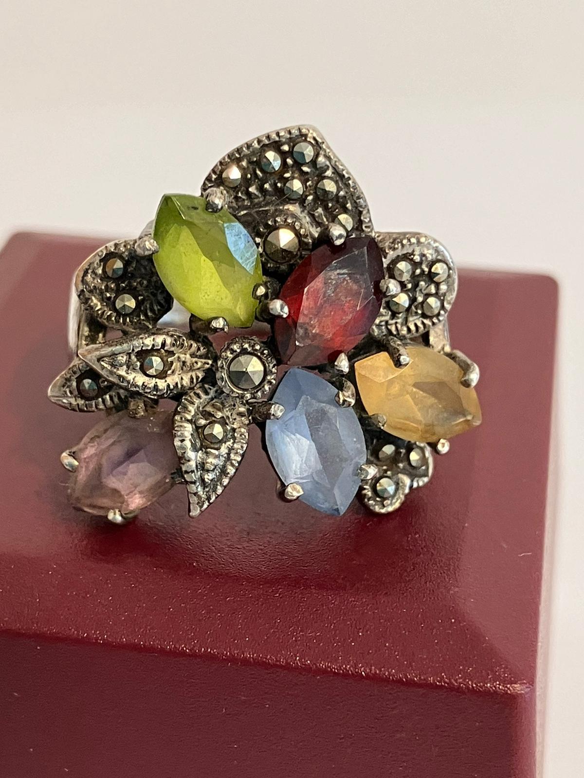 Stunning vintage GEMSTONE & MARCASITE SILVER RING set with Tanzanite, Topaz, Amethyst, Garnet, and - Image 3 of 7