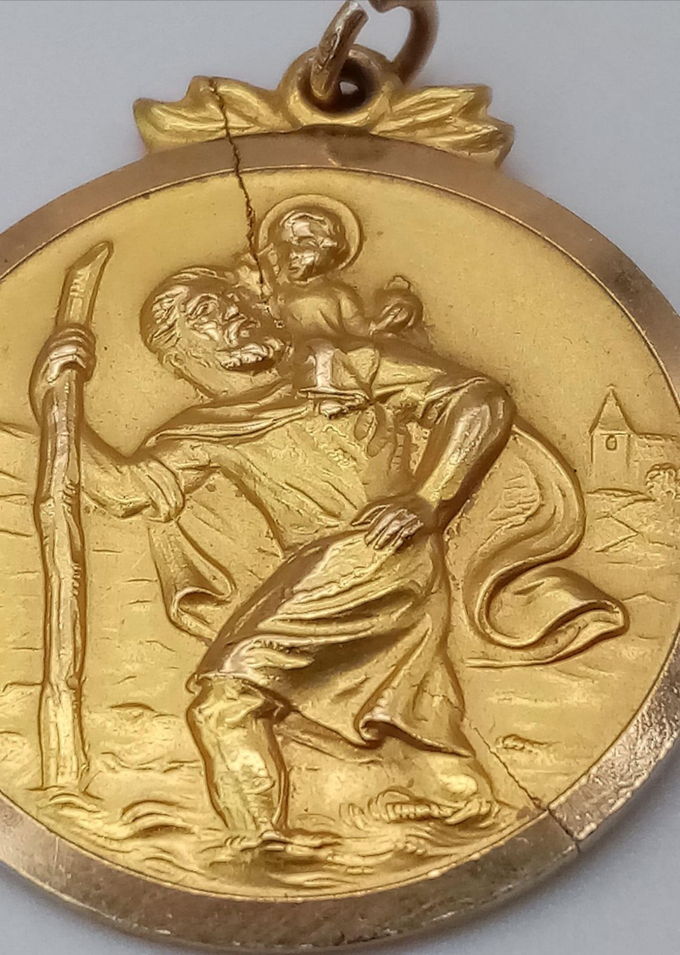 A Vintage 9K Yellow Gold Circular St. Christopher Pendant. 21mm diameter. 5g weight. Small crack - Image 2 of 4