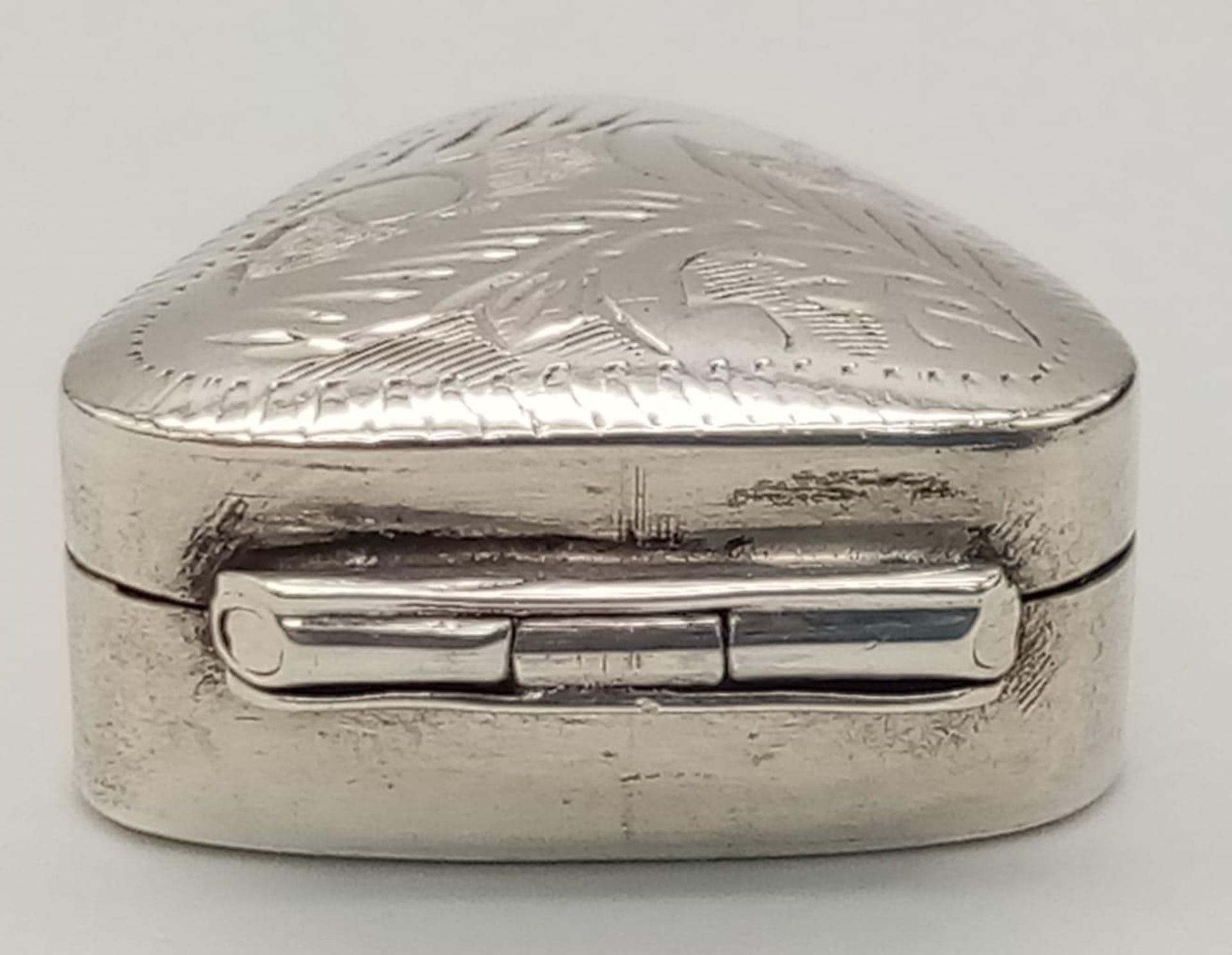 A TRIANGULAR STERLING SILVER TRINKLET BOX/PILL BOX, NICELY ENGRAVED ON TOP, WEIGHT 7.1G - Bild 4 aus 12