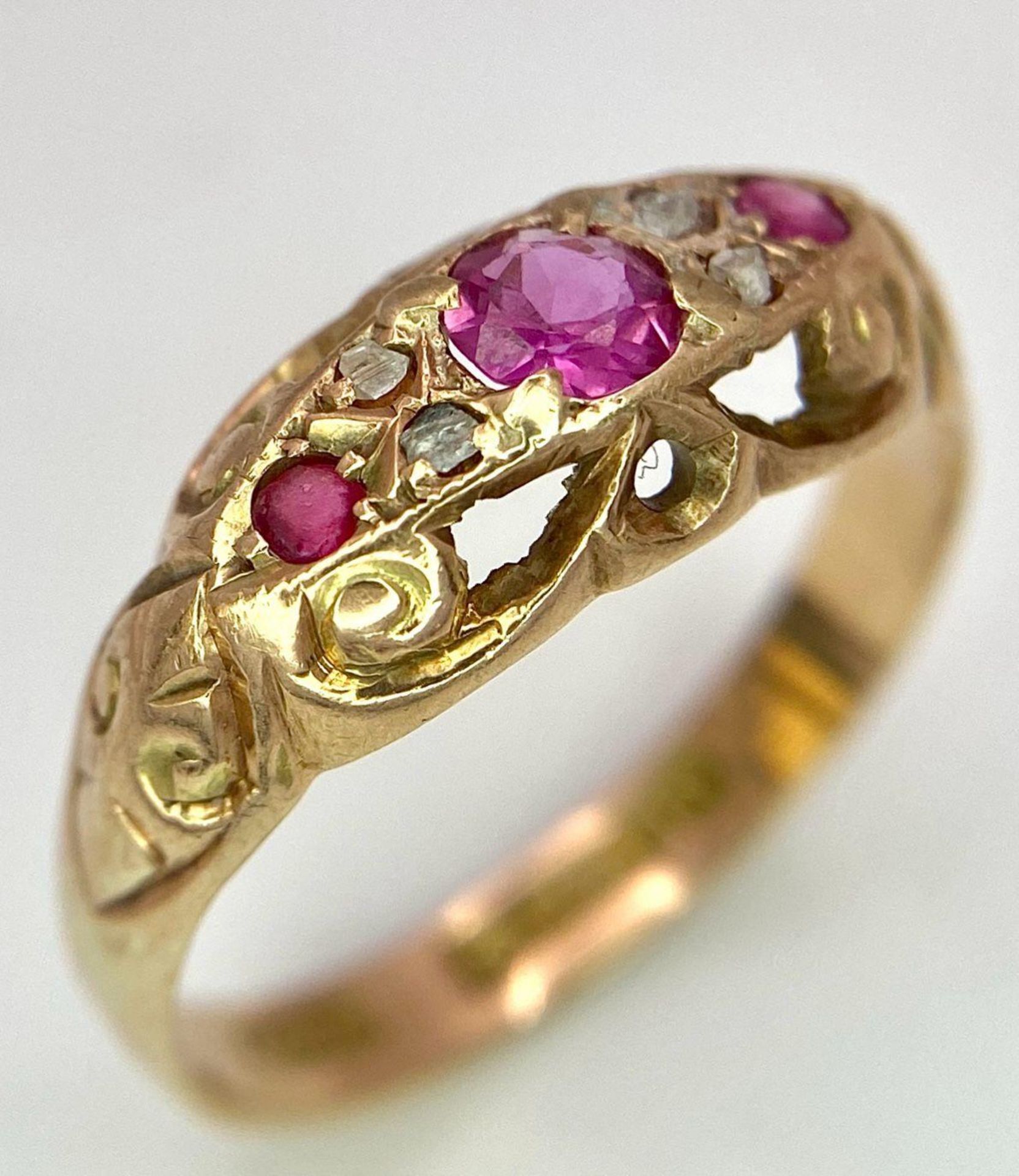 A 9K YELLOW GOLD KING GEORGE II ANTIQUE DIAMOND & RED STONE RING ( BELIEVED TO BE RUBY ). RING 1.8G. - Bild 3 aus 6