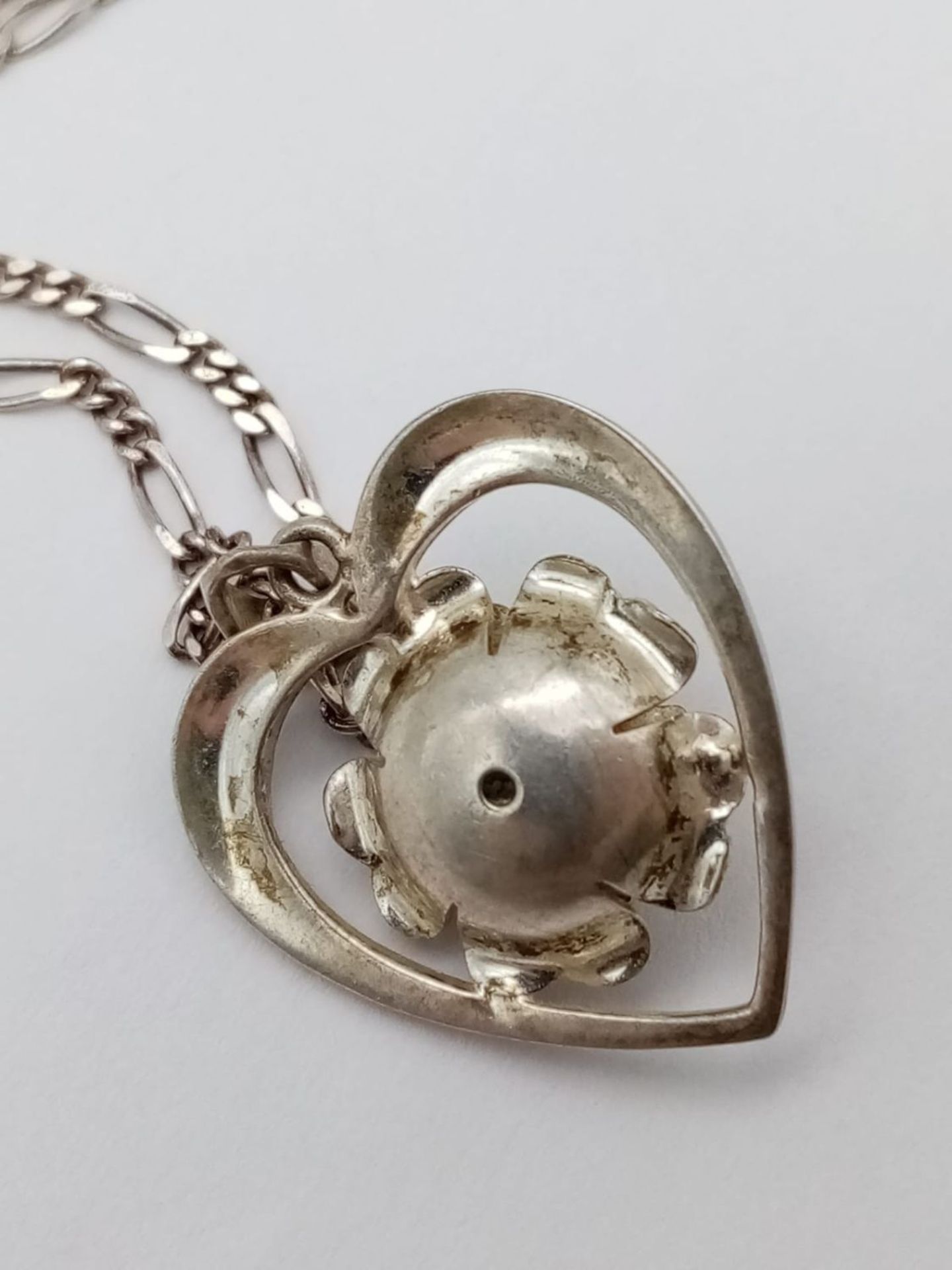 A vintage sterling silver floral heart pendant on 925 silver figaro chain. Total weight 6.5G. - Bild 5 aus 6