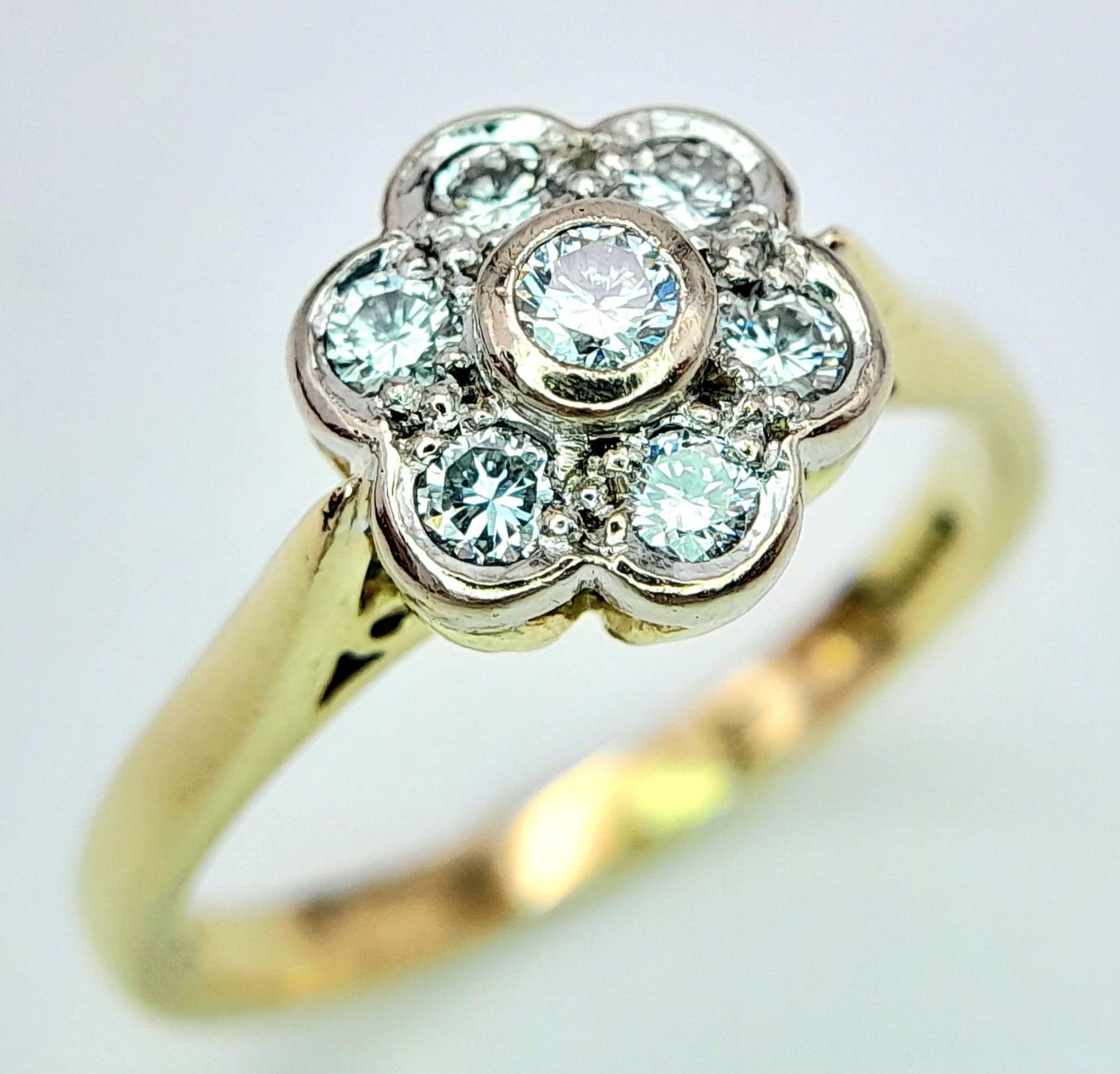 AN 18K YELLOW GOLD DIAMOND FLOWER CLUSTER RING. 0.25CTW. 3.8G. SIZE M. - Image 3 of 5