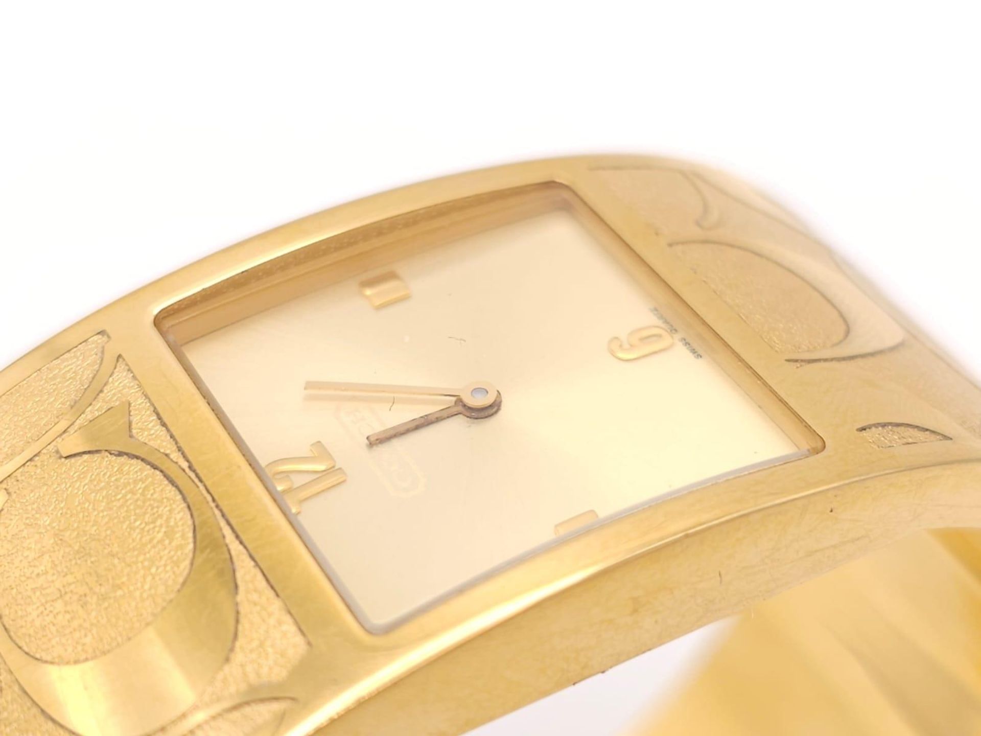A CLIP BANGLE FASHION WATCH BY COACH , WITH QUARTZ MOVEMENT AND SQUARE GOLD TONE DIAL . COMES WITH - Bild 6 aus 24