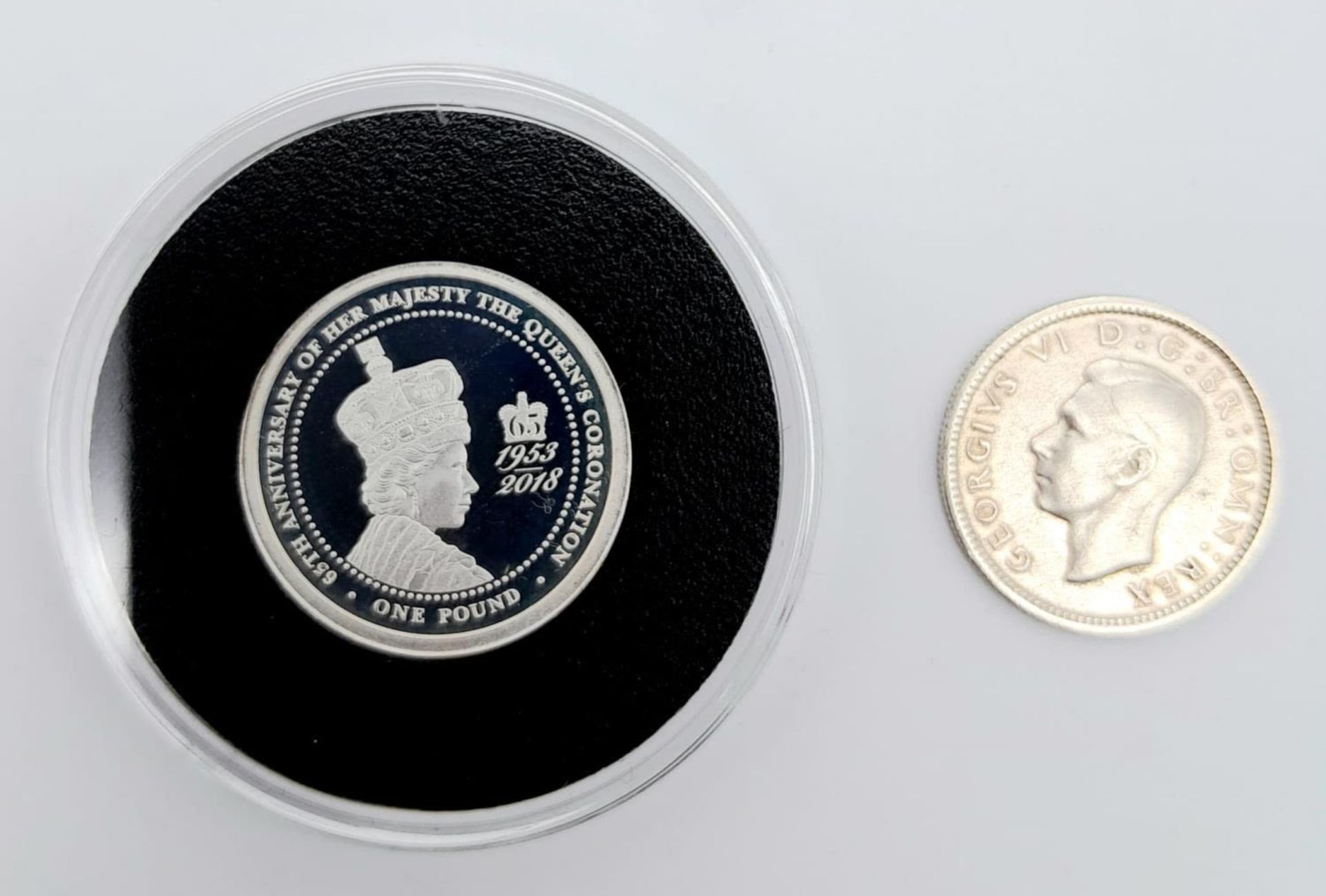 A collection of commemorative coins in proof or uncirculated condition to include "D day beach - Bild 9 aus 10