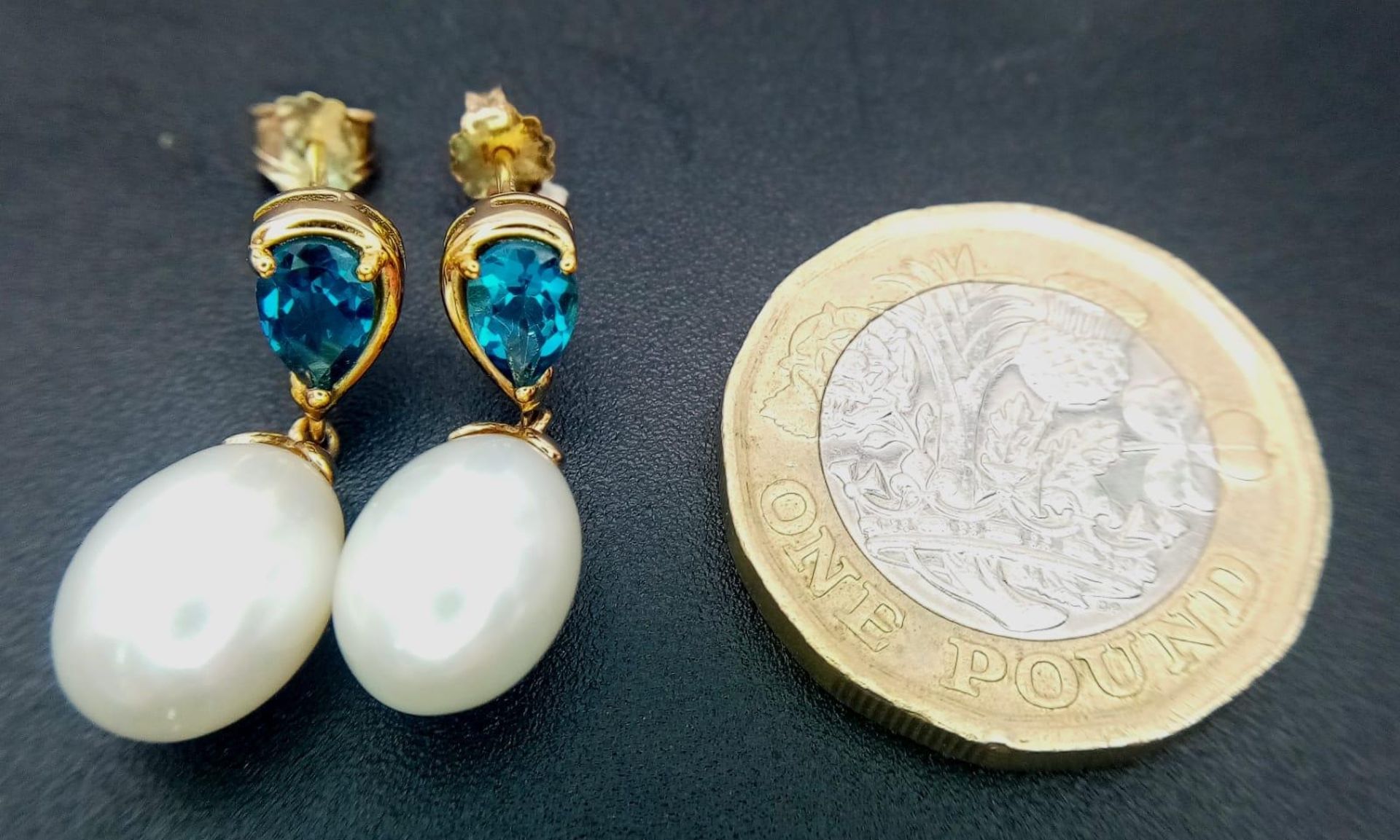 A Pair of White Pearl and London Blue Topaz 9K Gold Drop Earrings. 3.6g total weight. - Bild 4 aus 14