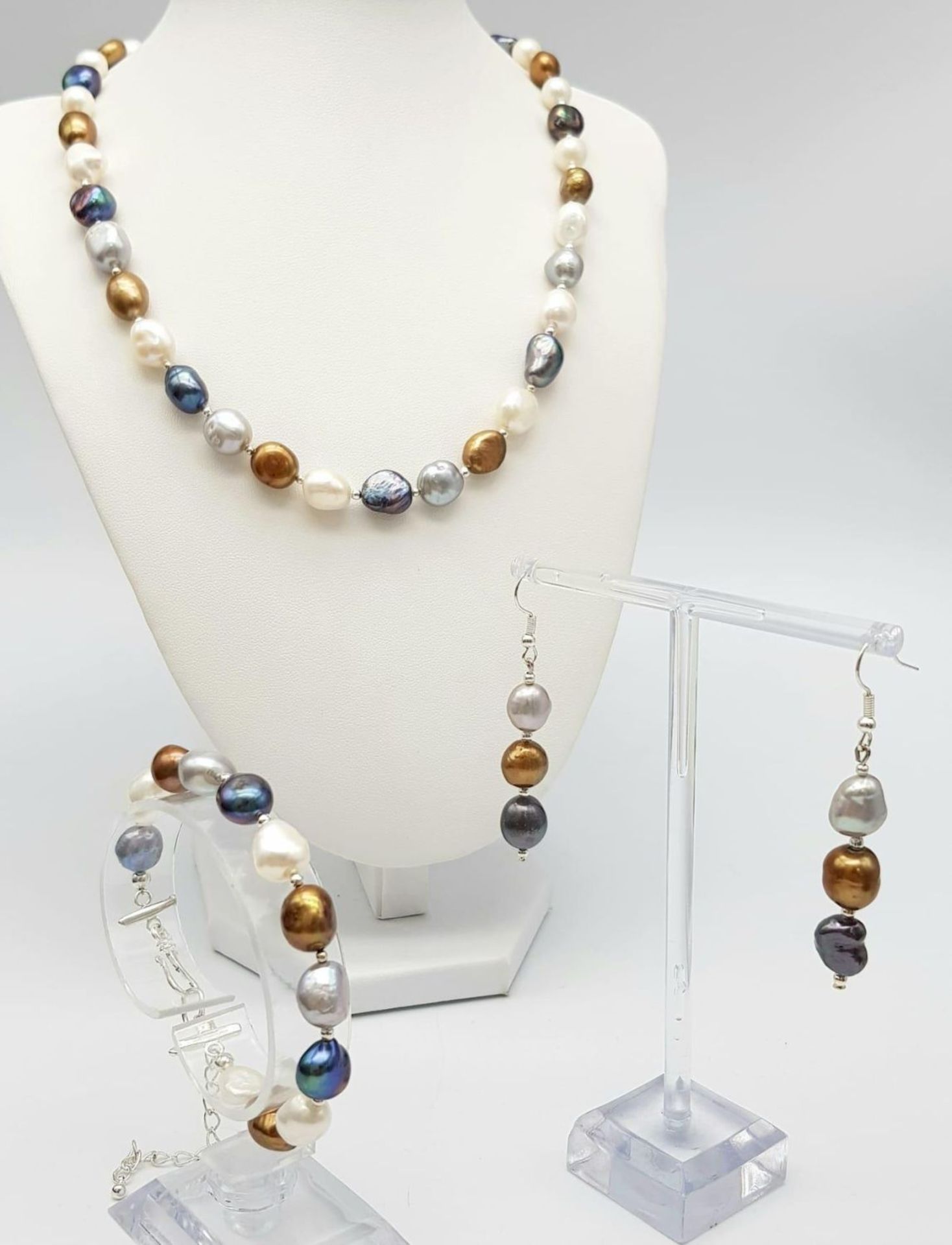 A natural, multi-coloured pearl necklace, bracelet and earrings set, in a presentation box. Necklace - Bild 3 aus 12