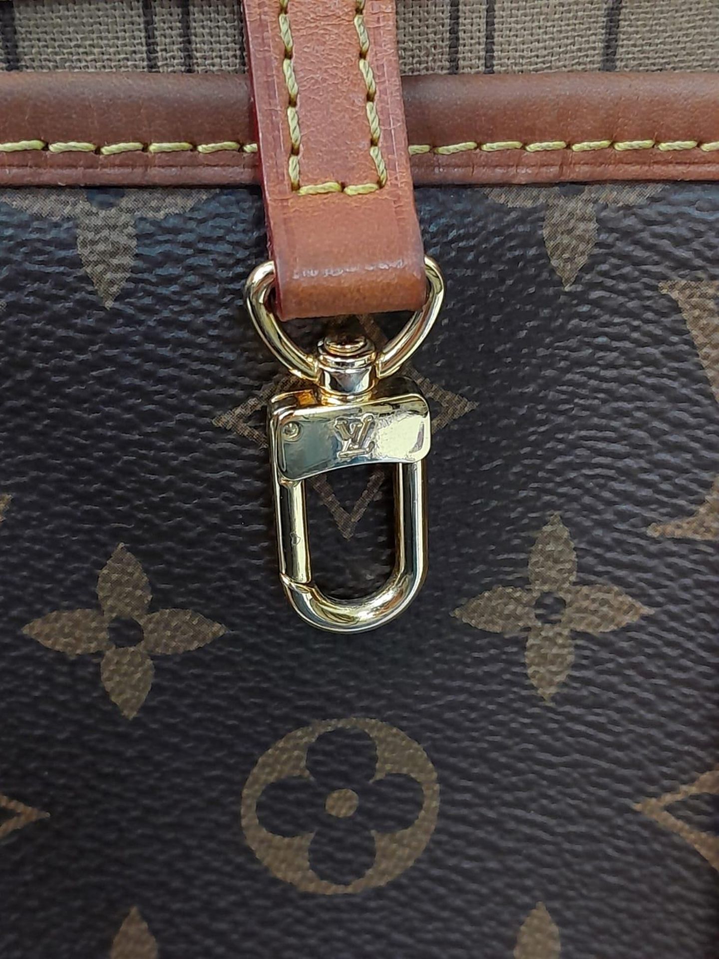 A Louis Vuitton Neverfull Tote Bag. LV monogram canvas exterior with cowhide handles and accents. - Bild 4 aus 5