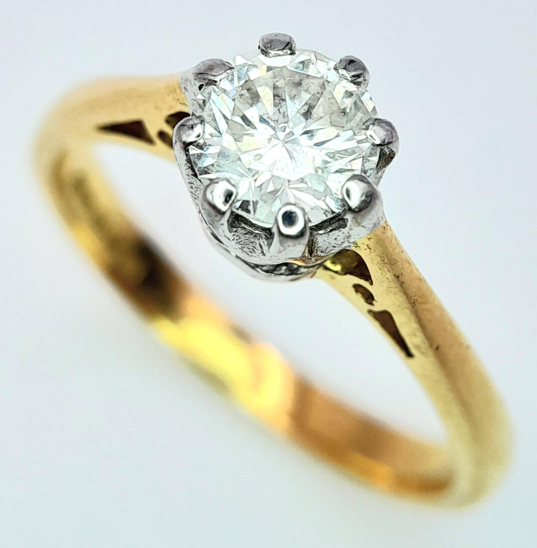 AN 18K YELLOW GOLD DIAMOND SOLITAIRE RING - 0.65CT. 8 CLAW SETTING. 3.4G. SIZE L. - Image 2 of 5