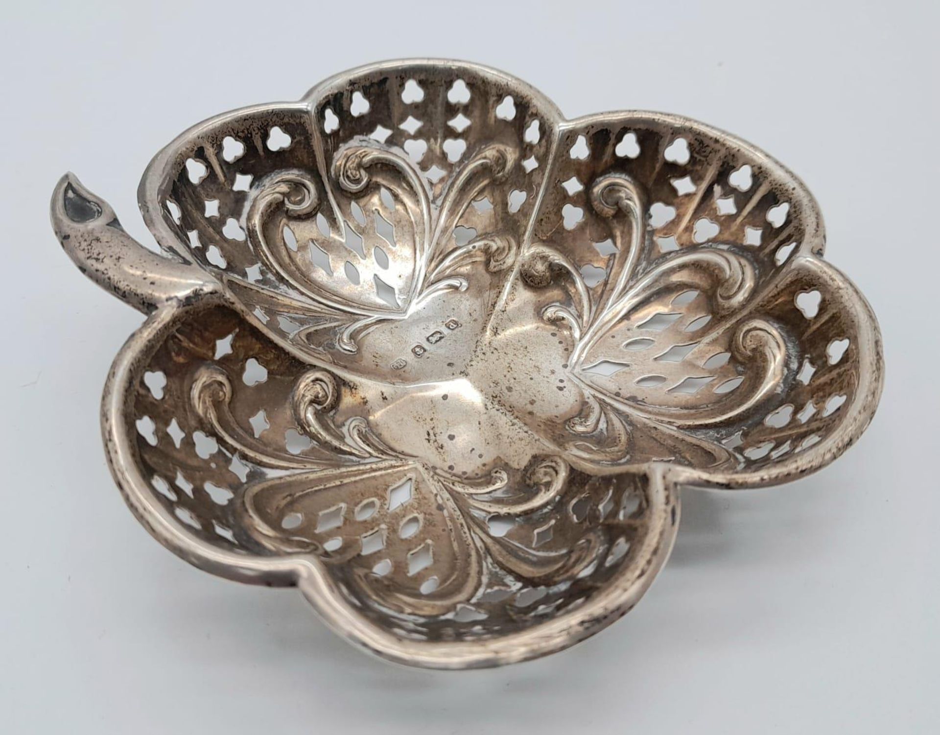 A VINTAGE SOLID SILVER SWEET DISH IN A PIERCED FRUIT DESIGN . 36.4gms 10cms TALL