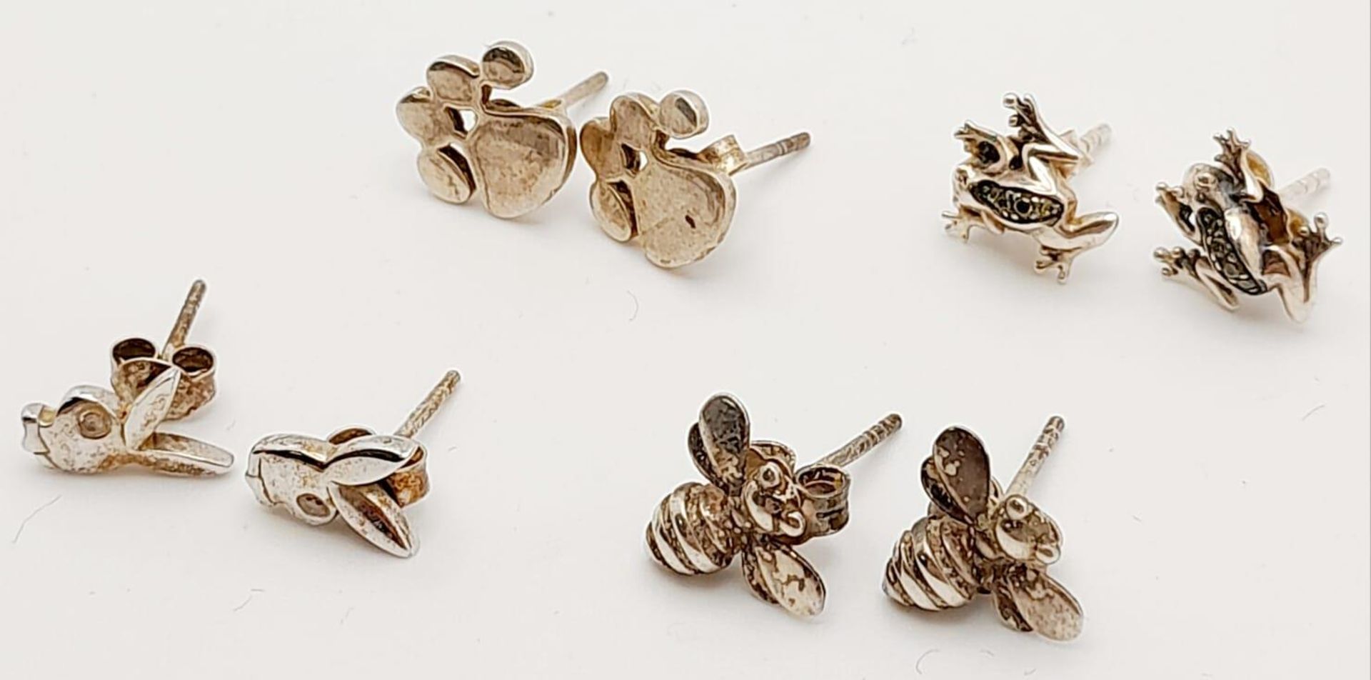 A collection of 4 pairs of silver animal motif earrings include 2 stone set frog and rabbit with bee - Bild 4 aus 9