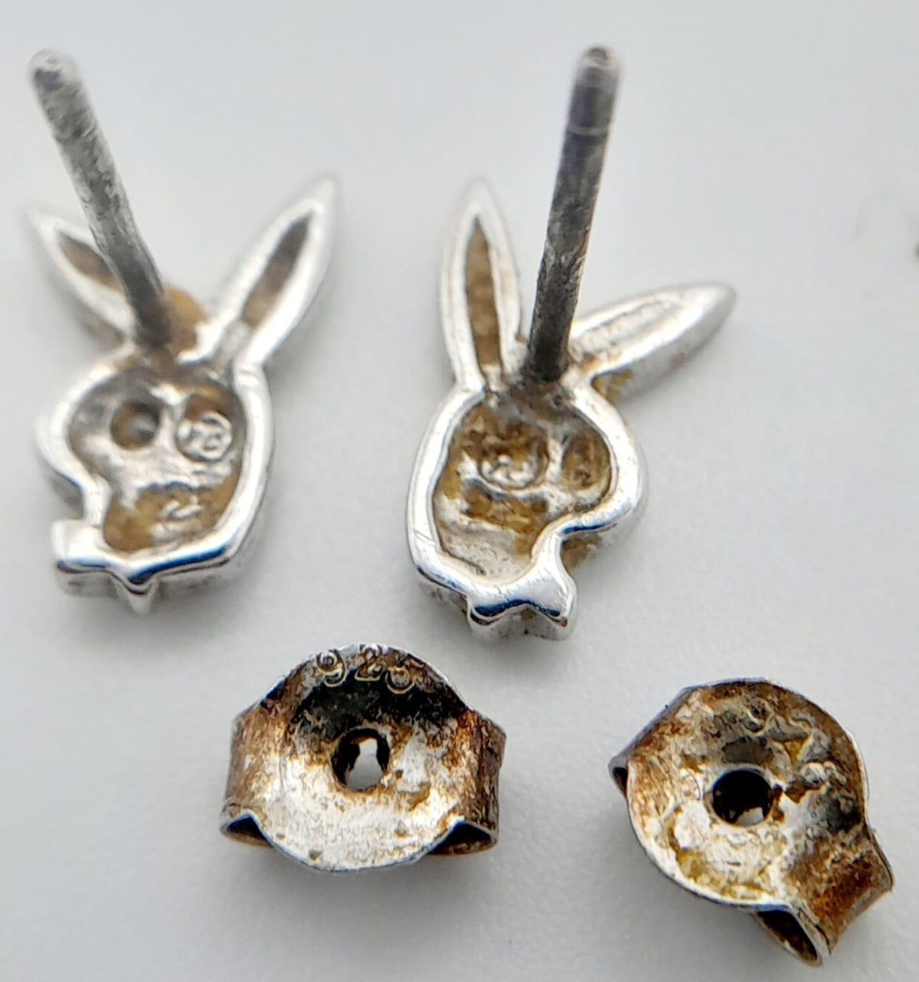 A collection of 4 pairs of silver animal motif earrings include 2 stone set frog and rabbit with bee - Bild 5 aus 9