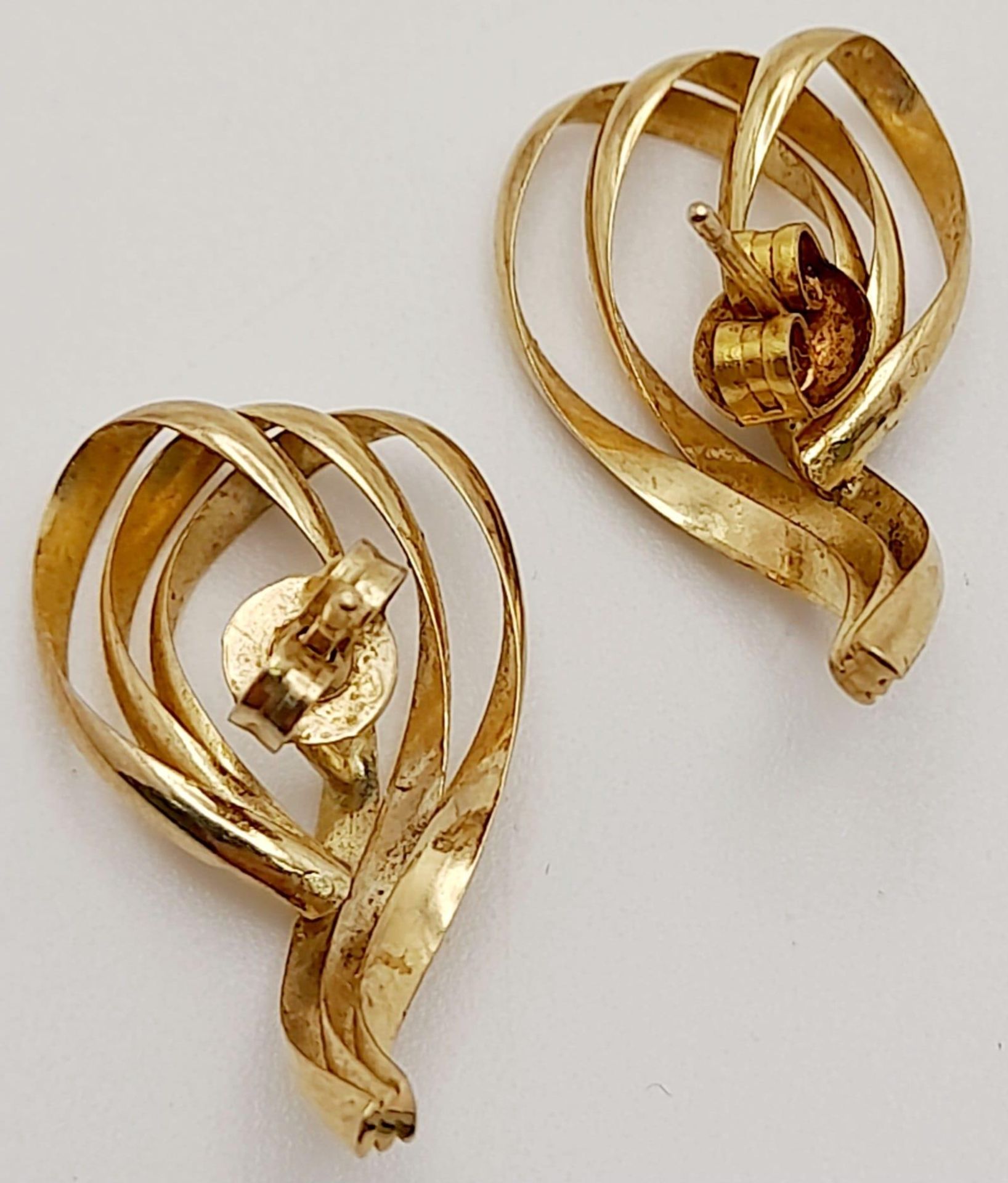 A Pair of 9K Yellow Gold Swirl Earrings. 2.55g total weight. - Image 6 of 11