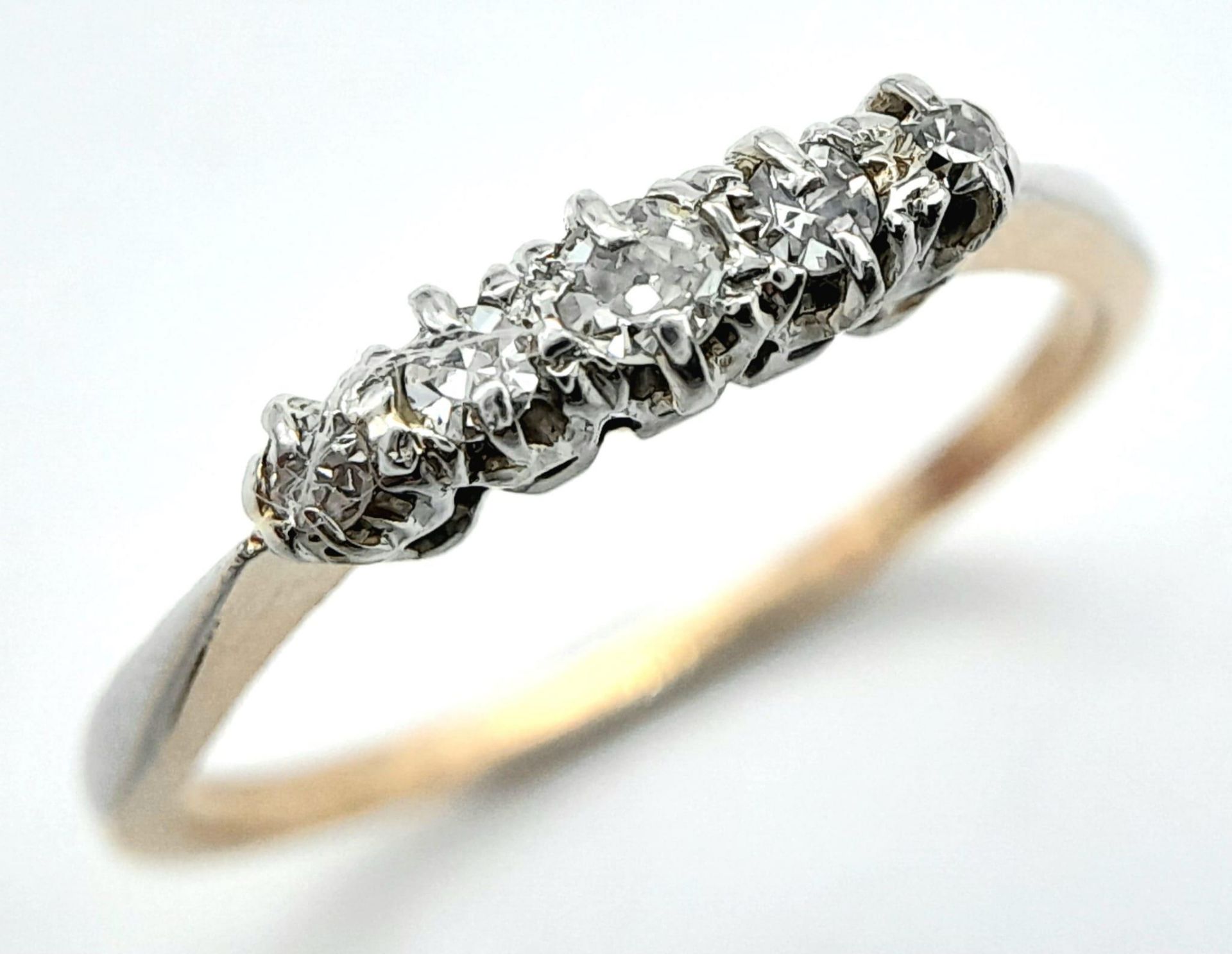 AN 18K YELLOW GOLD VINTAGE OLD CUT DIAMOND 5 STONE RING. 0.20CT. 2.1G SIZE. L 1/2.