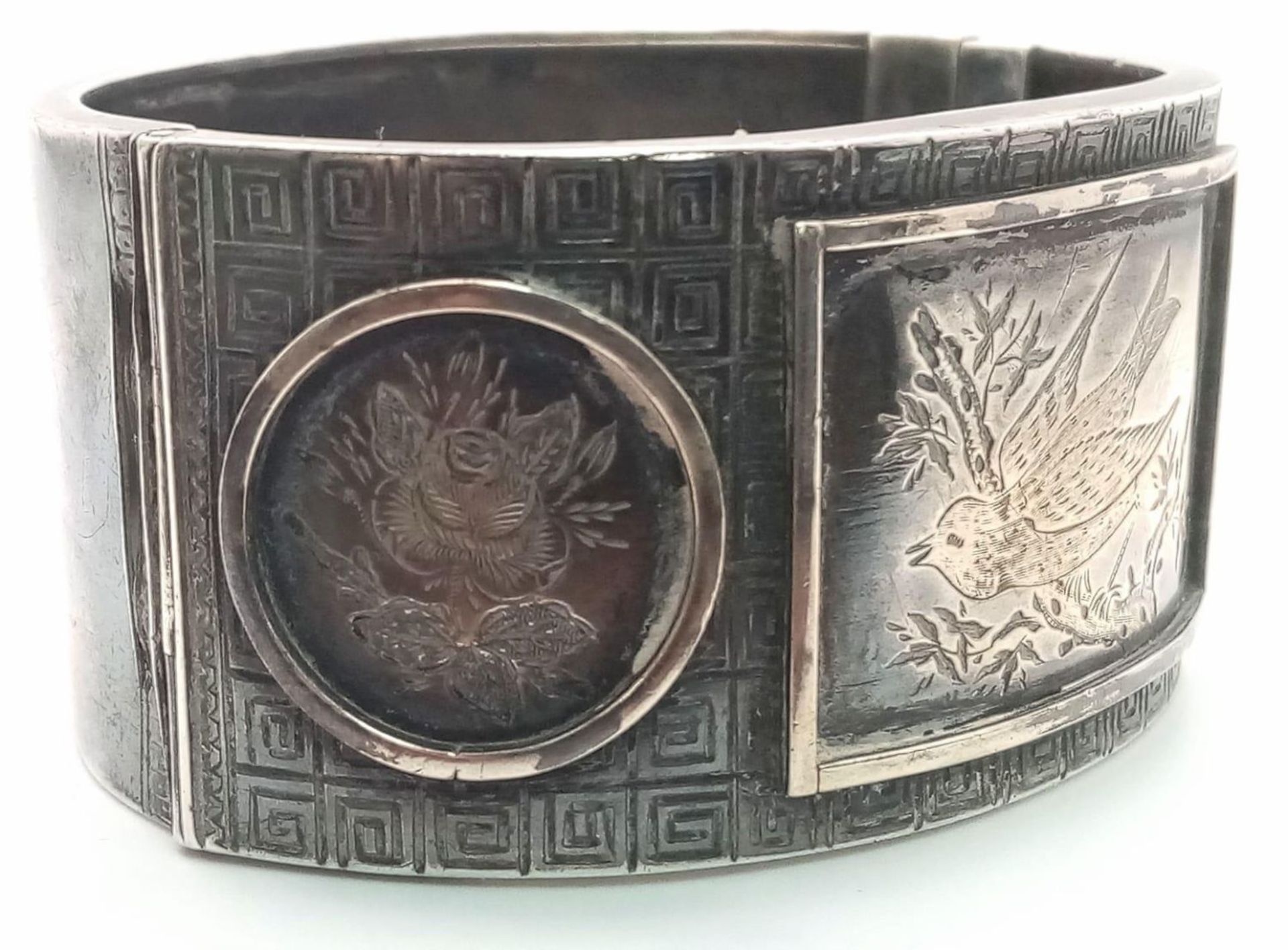 A vintage sterling silver click-on bangle (A/F) with oriental nature motif engravings. Total - Bild 5 aus 10