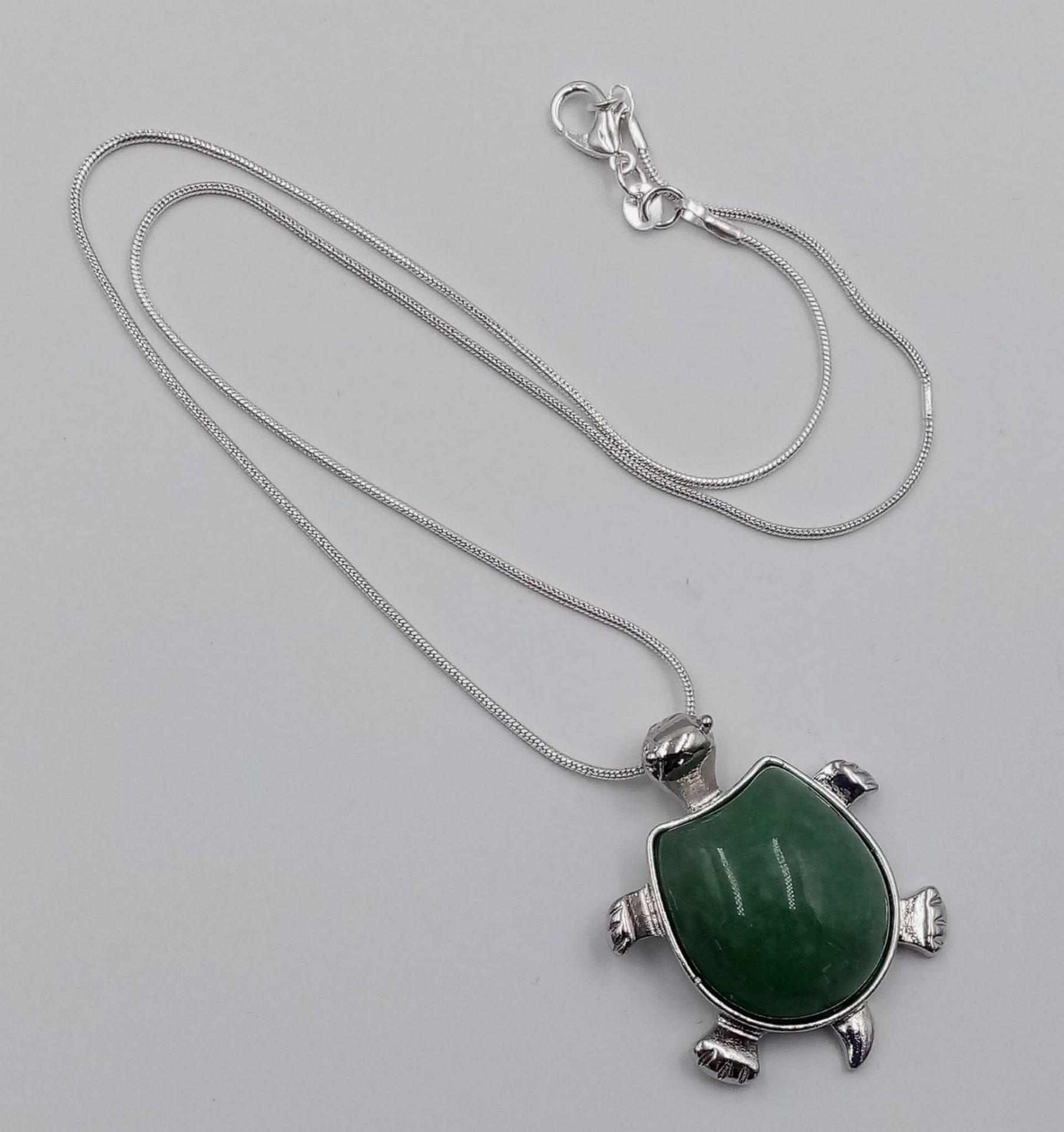 A Green Jade Turtle Pendant on a 925 Silver Necklace. 4cm pendant. 44cm necklace. - Image 3 of 5