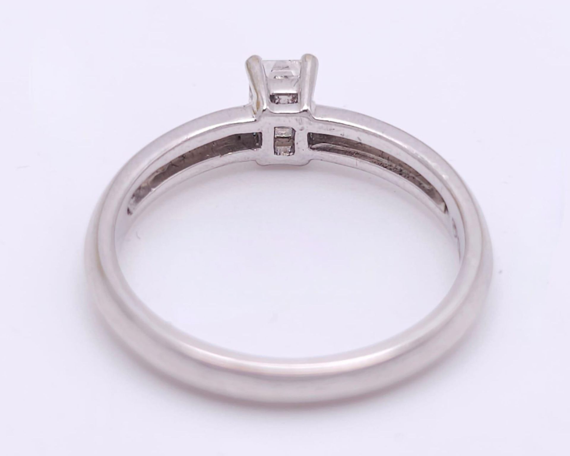 AN 18K WHITE GOLD EMERALD CUT DIAMOND SOLITAIRE RING. 0.34CT. 3.6G. SIZE N. - Image 4 of 6