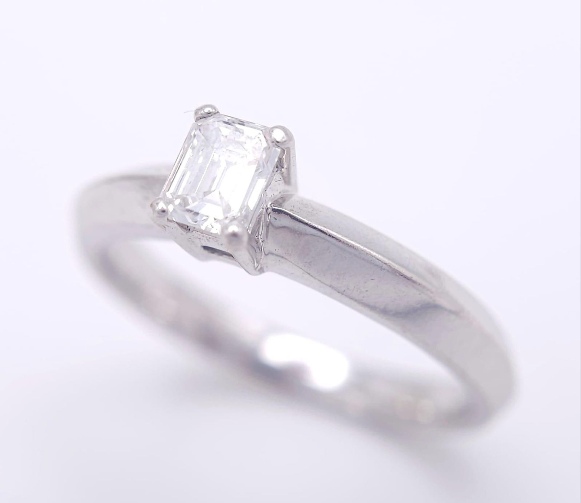 AN 18K WHITE GOLD EMERALD CUT DIAMOND SOLITAIRE RING. 0.34CT. 3.6G. SIZE N. - Image 2 of 6