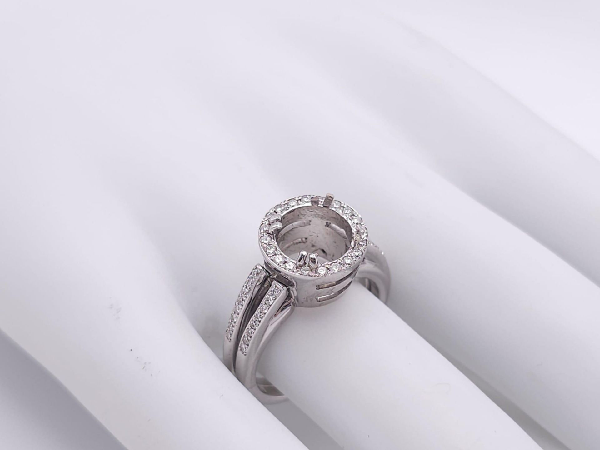 AN 18K WHITE GOLD DIAMOND RING - SET HALO MOUNT WITH DIAMOND SET SPLIT SHOULDERS. SHANK RING MOUNT - Image 8 of 8