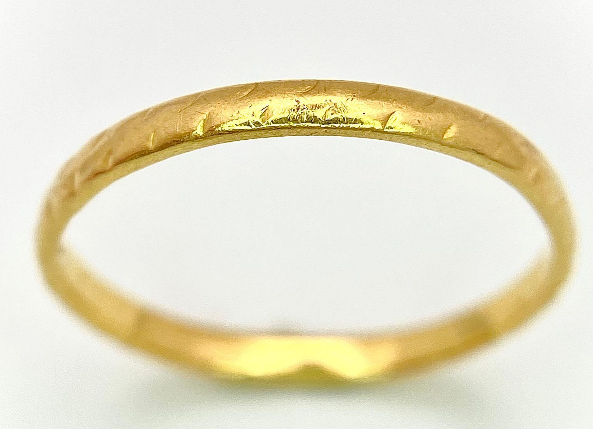 A 22K Yellow Gold Band Ring. 2mm width. Size M. 1.65g weight. - Bild 3 aus 9