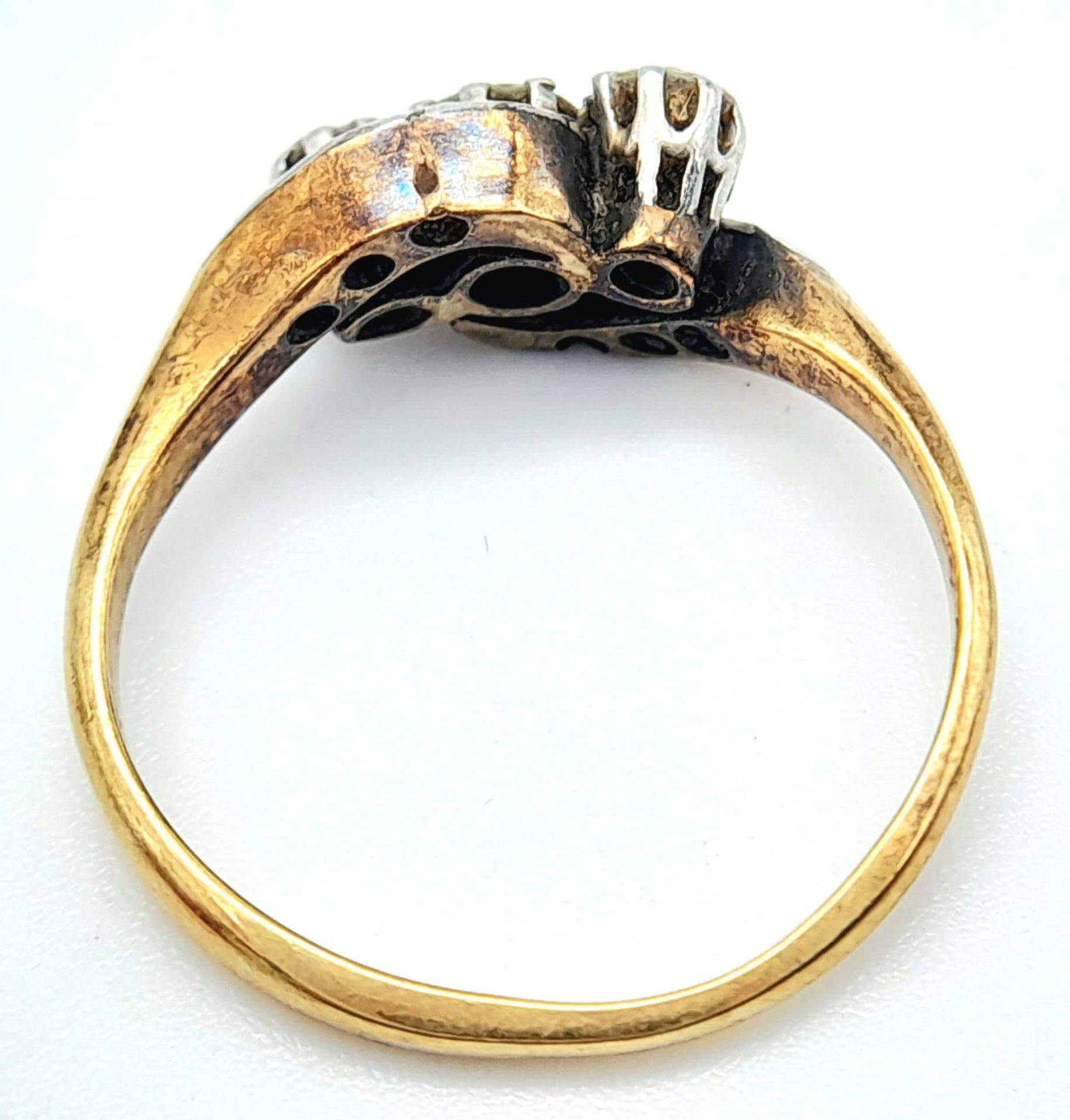 AN ANTIQUE 18K GOLD CROSSOVER STYLE RING WITH A TRILOGY OF DIAMONDS SET IN PLATINUM . 3.6gms size - Image 6 of 7