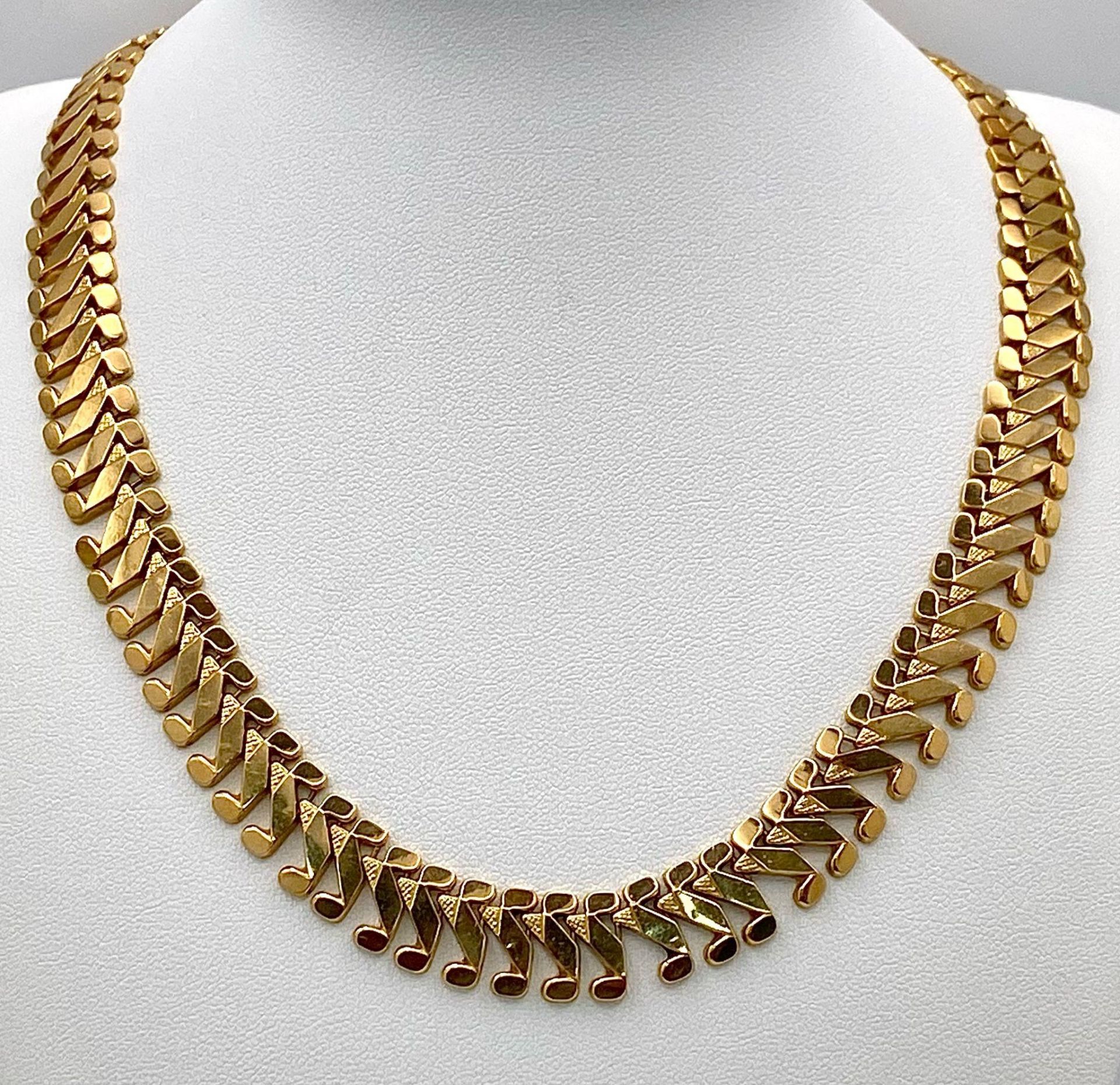 A Wonderful 18K Yellow Gold Reptilian Link Necklace with a Snakes Head Clasp! 42cm length. 37.71g