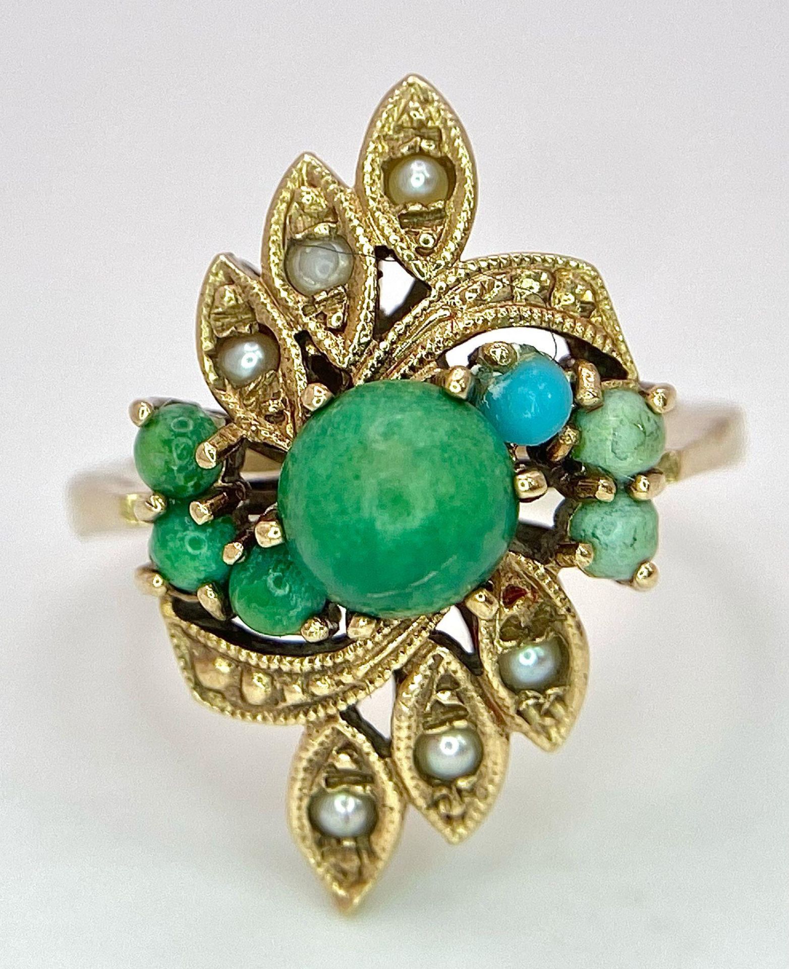 A VINTAGE 9K GOLD RING DECORATED WITH TUQUOISE AND SEED PEARLS 5gms size L - Image 7 of 11